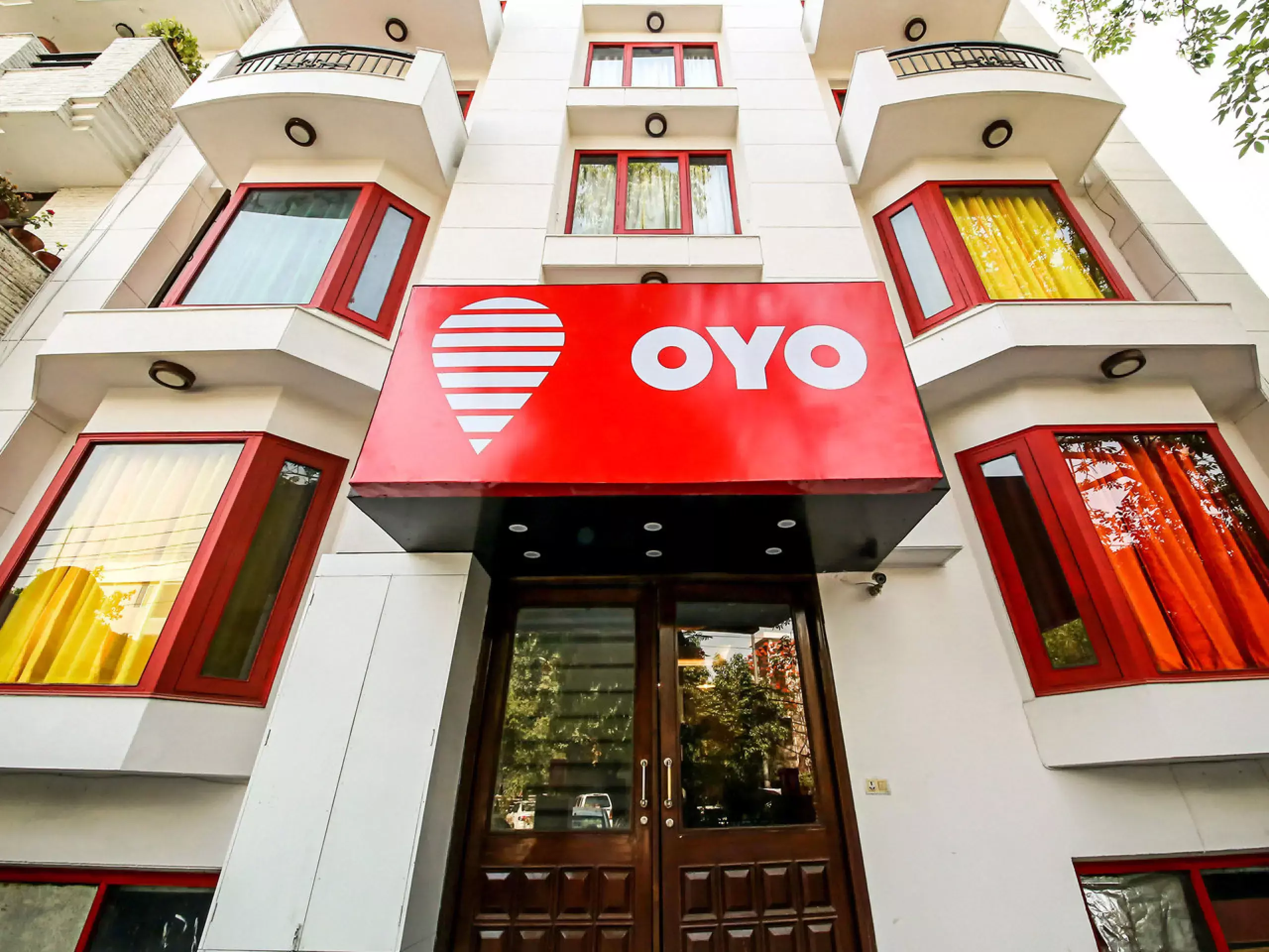 oyo laying off workers
