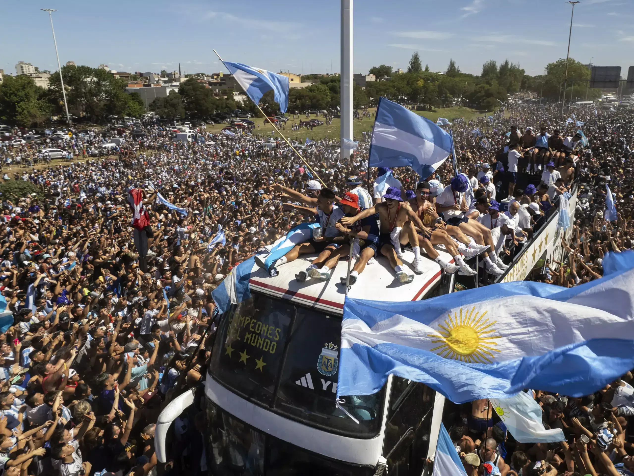 അര്‍ജന്റീനയെ രക്ഷിക്കാന്‍ മെസിയുടെ ലോകകപ്പിനാകുമോ?