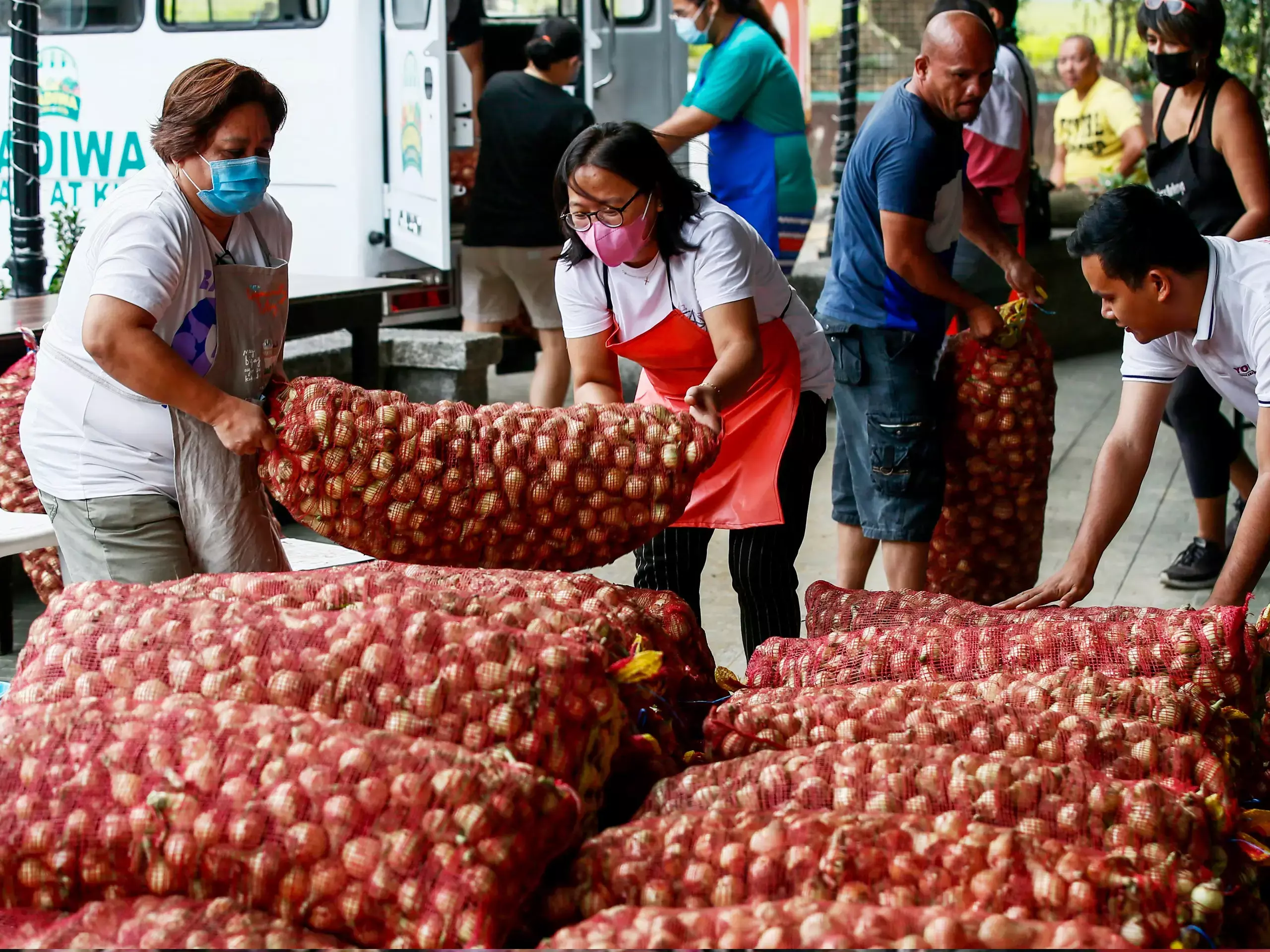 നാട്ടില്‍ ഒരു കിലോക്ക് 900 രൂപ: ഫിലിപ്പൈനികള്‍ ദുബൈയില്‍ നിന്ന് ഉള്ളി കൊണ്ടുപോകുന്നു