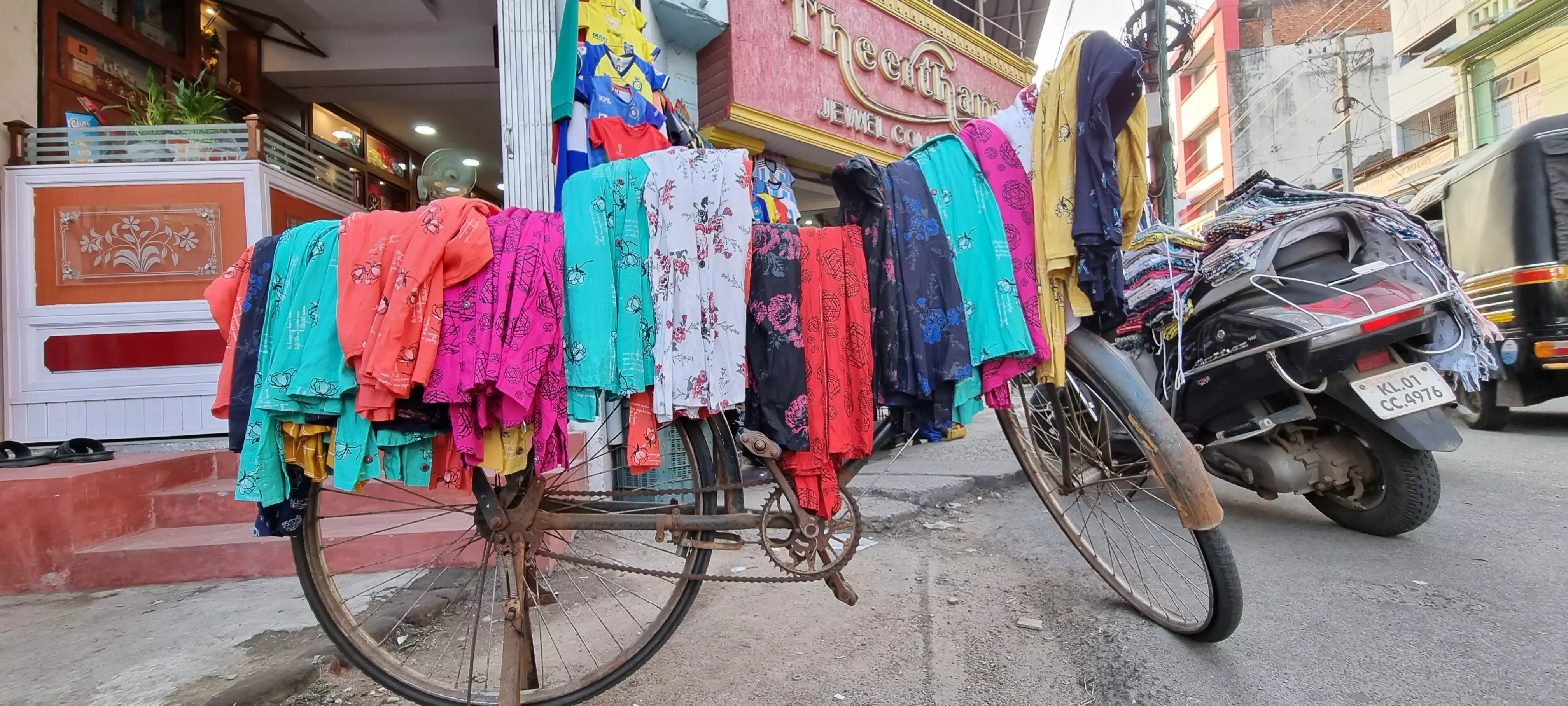 നഗര വഴി വാണിഭം    ഫോട്ടോ: അലോഷ്യസ് ആന്‍ഡ്യു