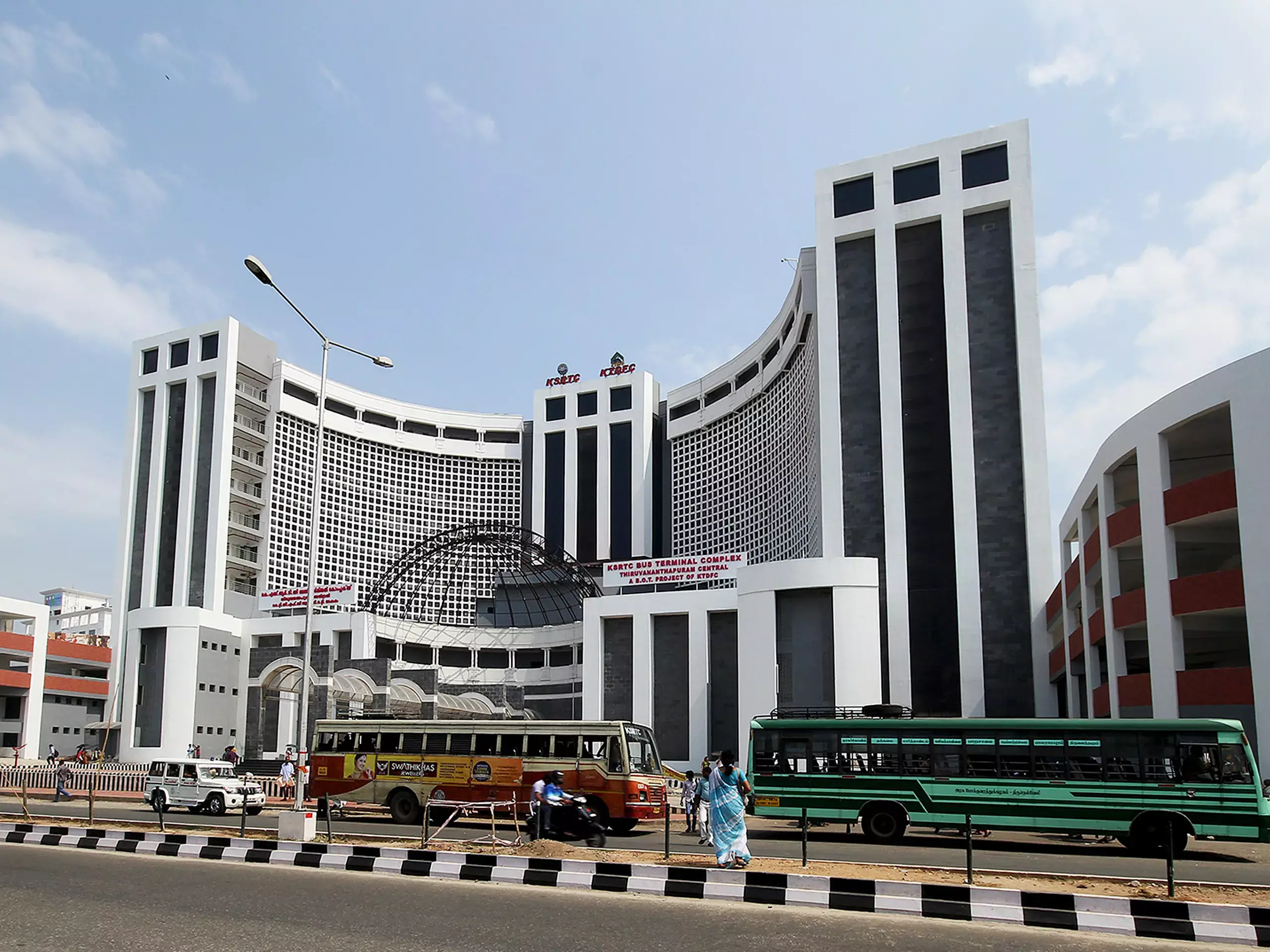 മുങ്ങിക്കൊണ്ടിരിക്കുന്ന കെഎസ്ആർടിസിക്കൊപ്പം താഴ്ചയിലേക്ക് കെടിഡിഎഫ്‌സിയും