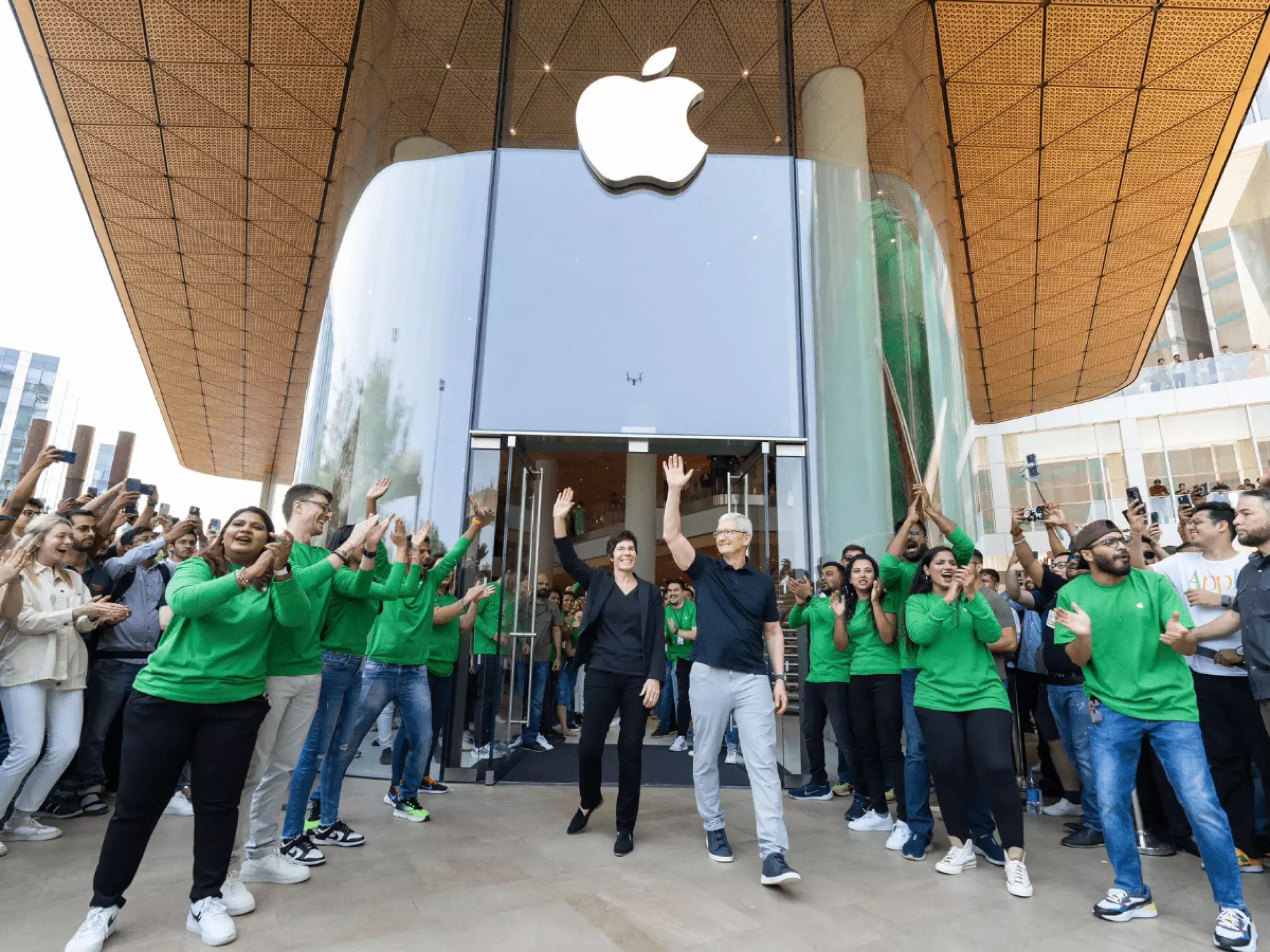 apple big new showroom mumbai