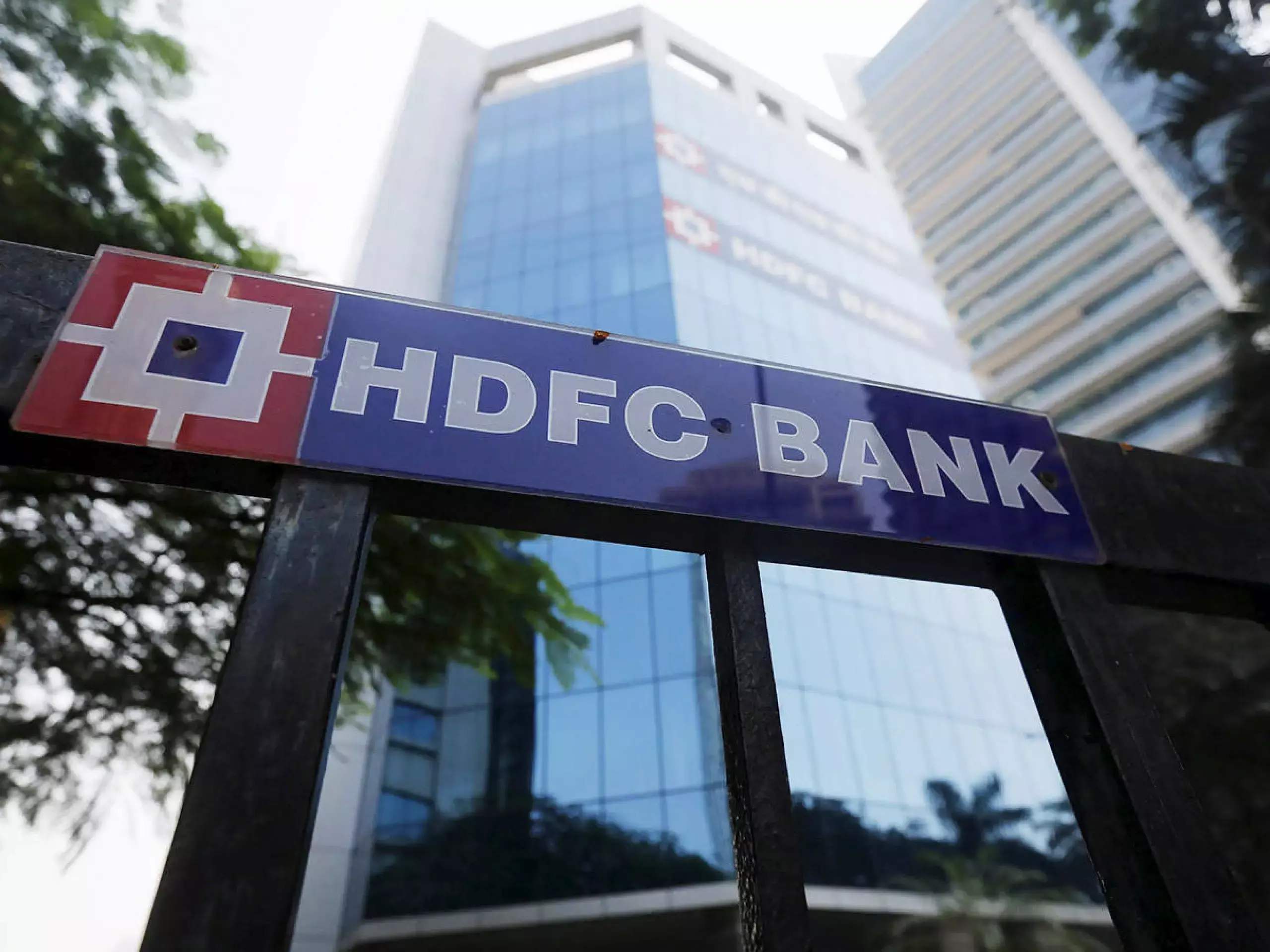 hdfc bank to acquire 20% stake in griha pte