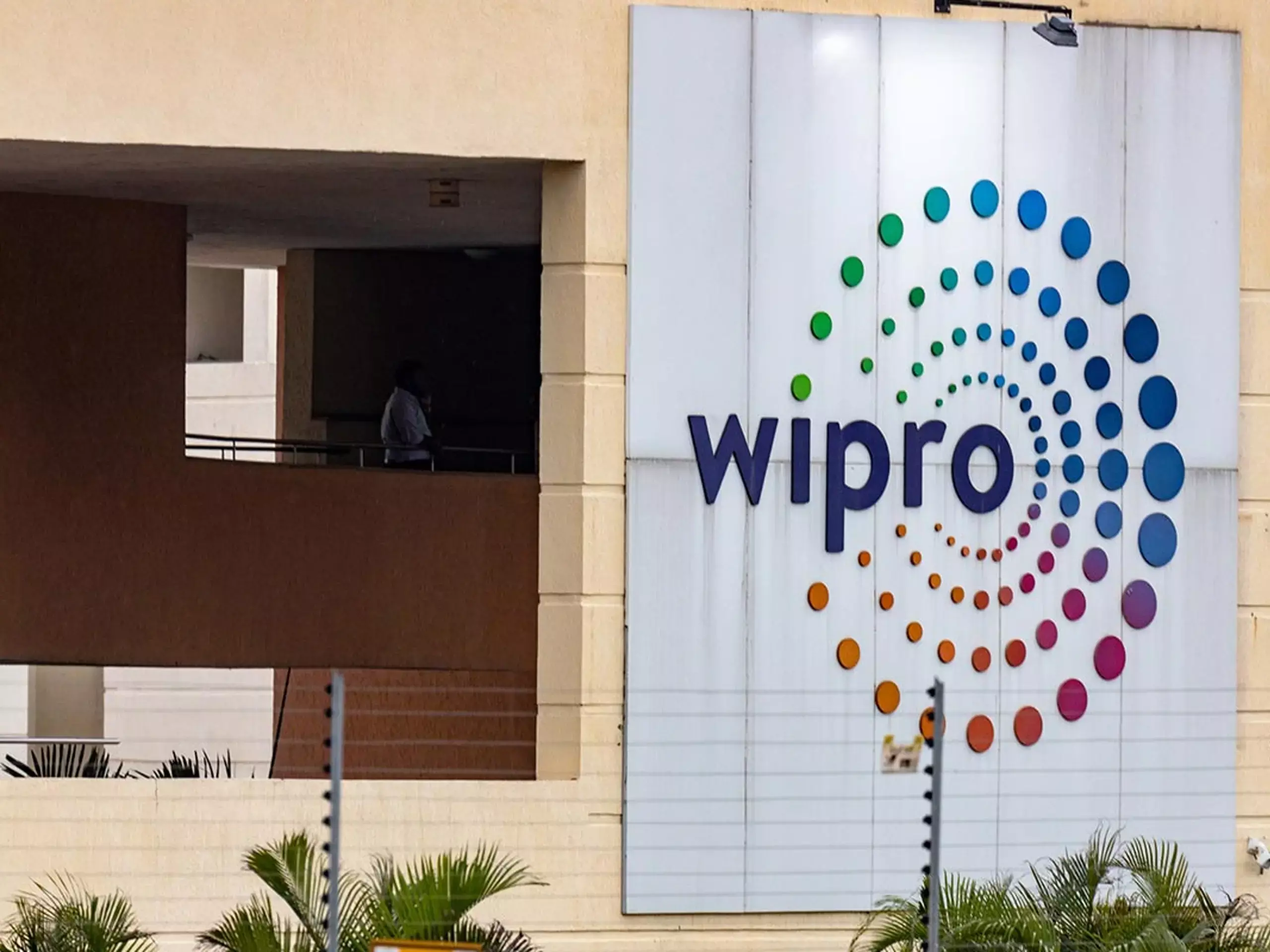 ഓഹരി വാങ്ങൽ ഫലം കണ്ടു; വിപ്രോ ഏകദേശം 3 ശതമാനം ഉയർന്നു