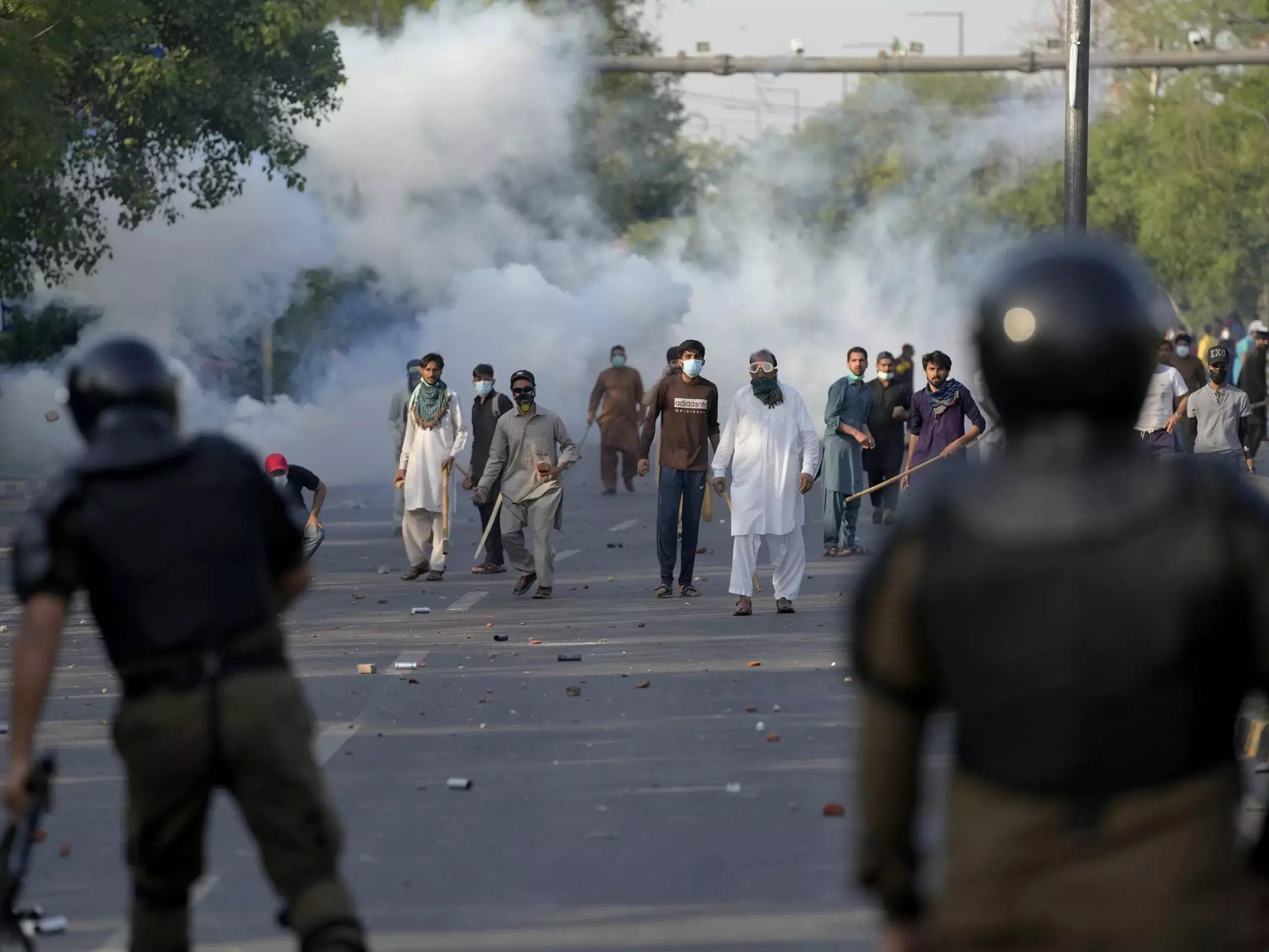 ഇമ്രാൻ ഖാന്റെ അറസ്റ്റിൽ പ്രതിഷേധം ഇരമ്പുന്നു; പാക് പട്ടാളവുമായി ഏറ്റുമുട്ടൽ