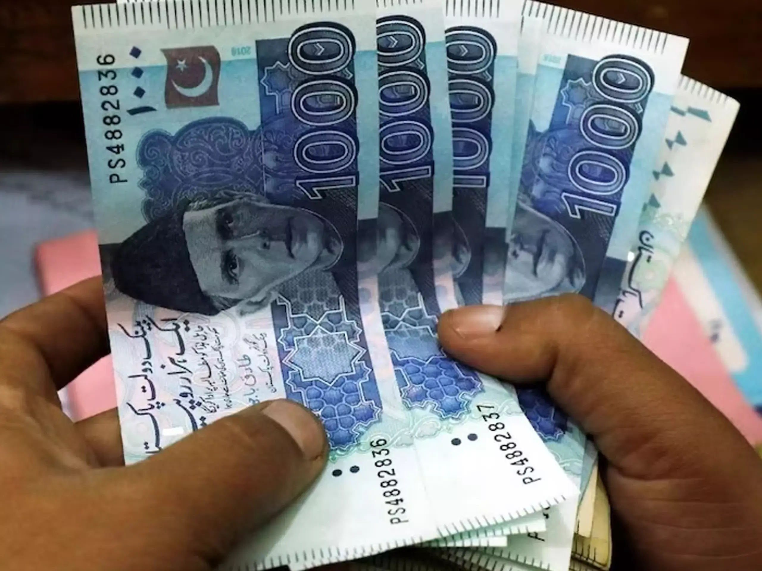 പാക് രൂപയുടെ മൂല്യം റെക്കോഡ് താഴ്ചയിലേക്ക്; ഒരു ഡോളറിന് 300 രൂപ