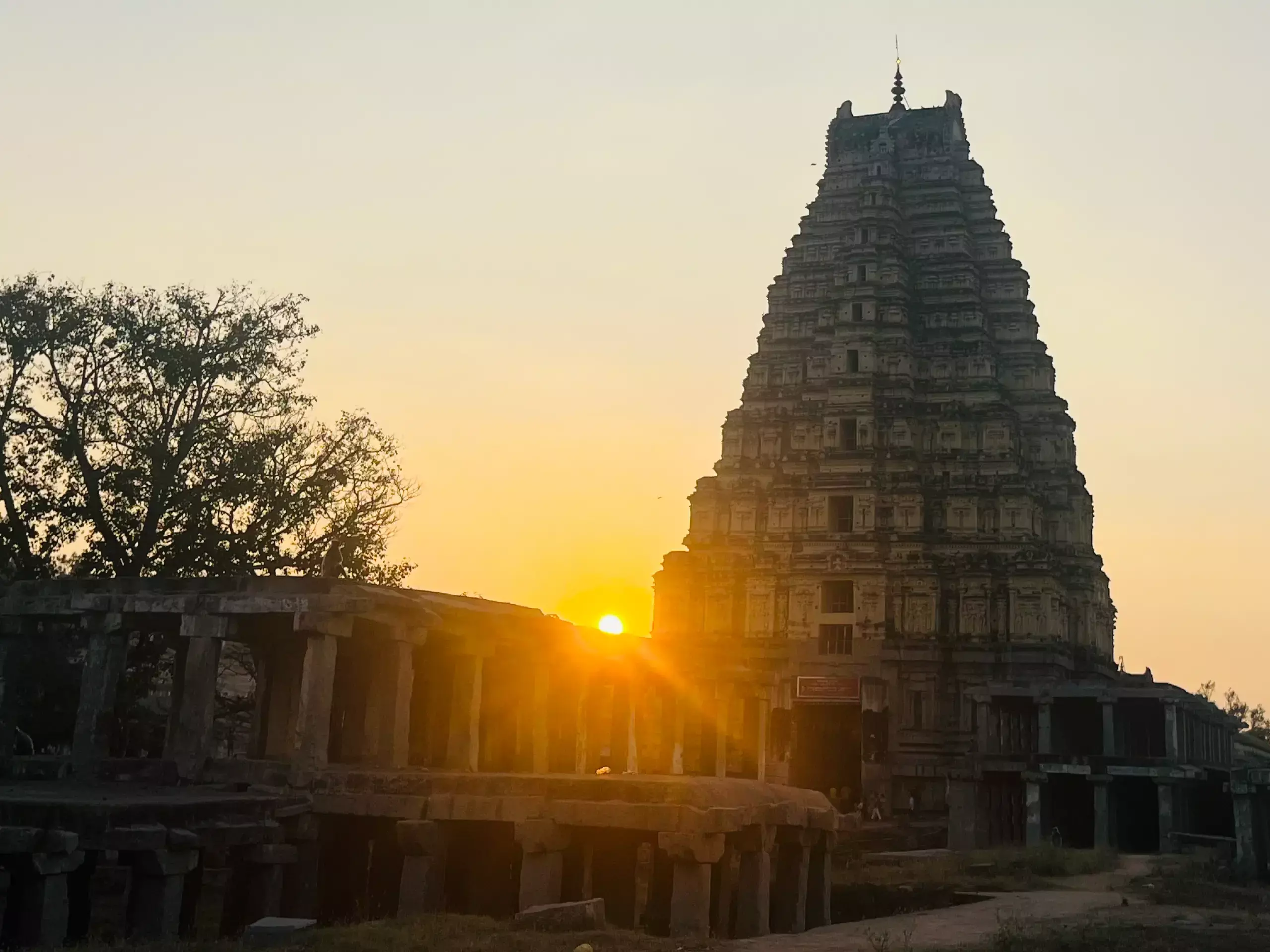 നഷ്ട പ്രതാപത്തിന്റെ സ്വര്‍ണ നഗരം; പോക്കറ്റ് കാലിയാകാതെയൊരു ഹംപി യാത്ര