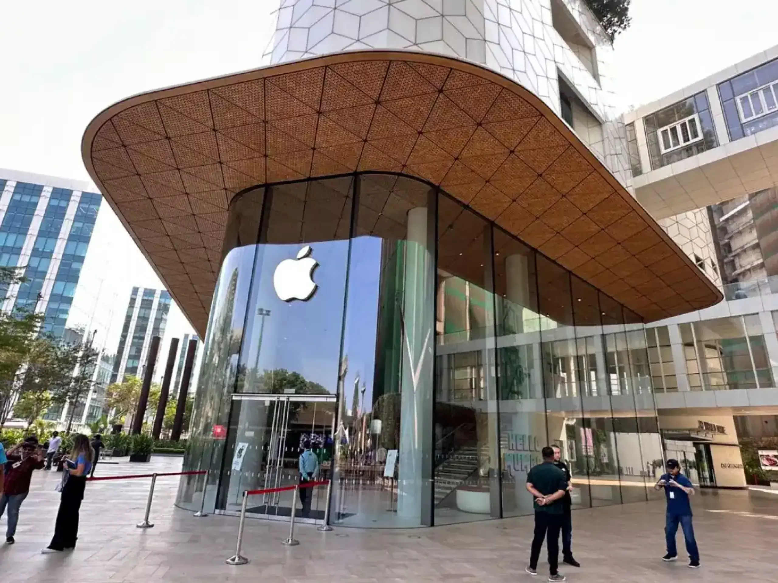 apple is the leading retail store in the country