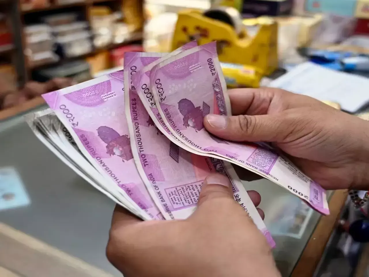2000 രൂപ പിന്‍വലിക്കല്‍: കോളടിച്ചത് ബാങ്കുകള്‍ക്ക്, നിക്ഷേപത്തില്‍ 3.26 ട്രില്യന്‍ രൂപയുടെ വര്‍ധന
