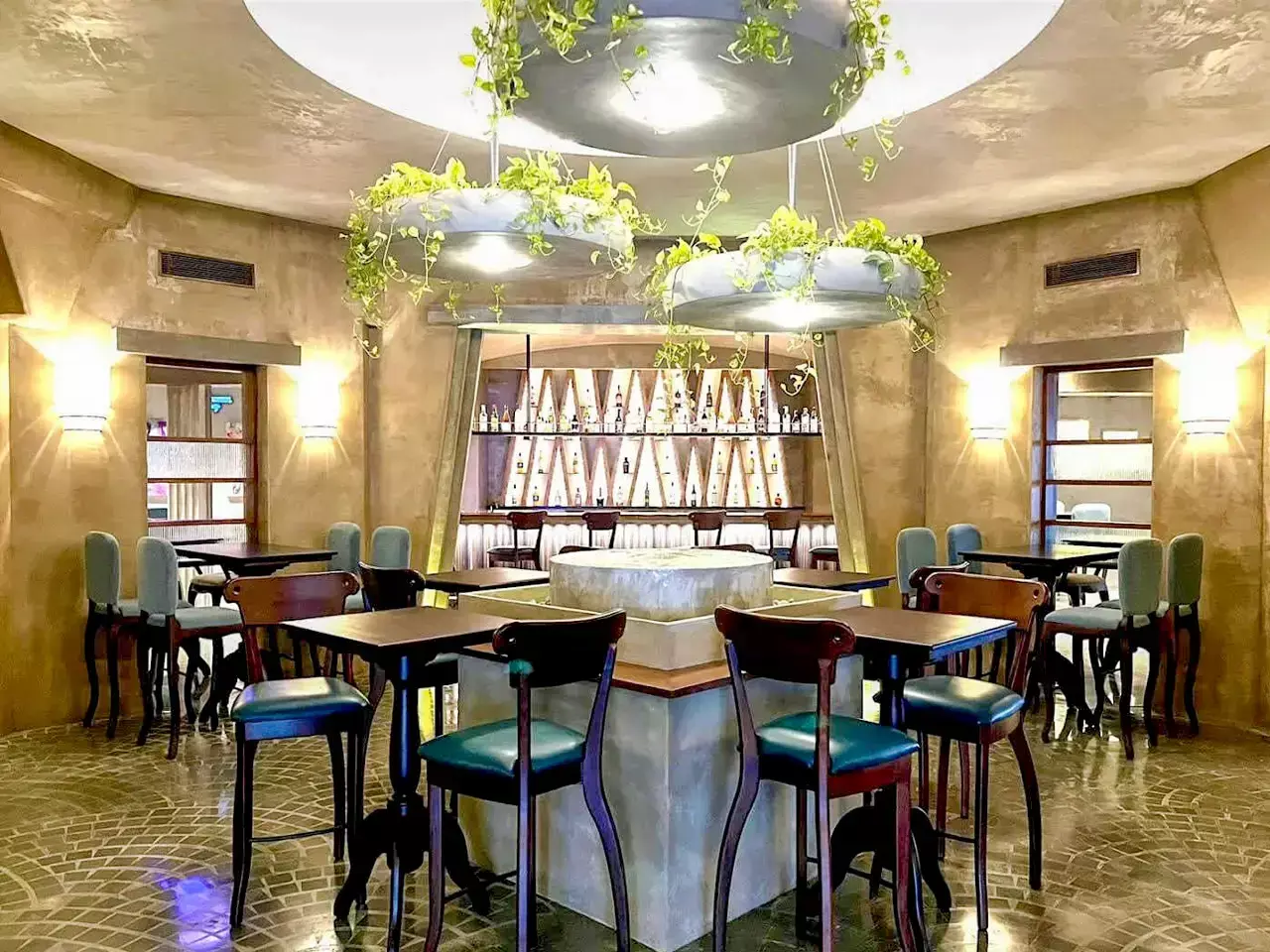 കൊച്ചിയോട് ചിയേഴ്‌സ് പറഞ്ഞ് വാട്‌സണ്‍; പച്ച മാങ്ങ മേരിയും നോട്ടി ഹോട്ടിയും താരങ്ങള്‍