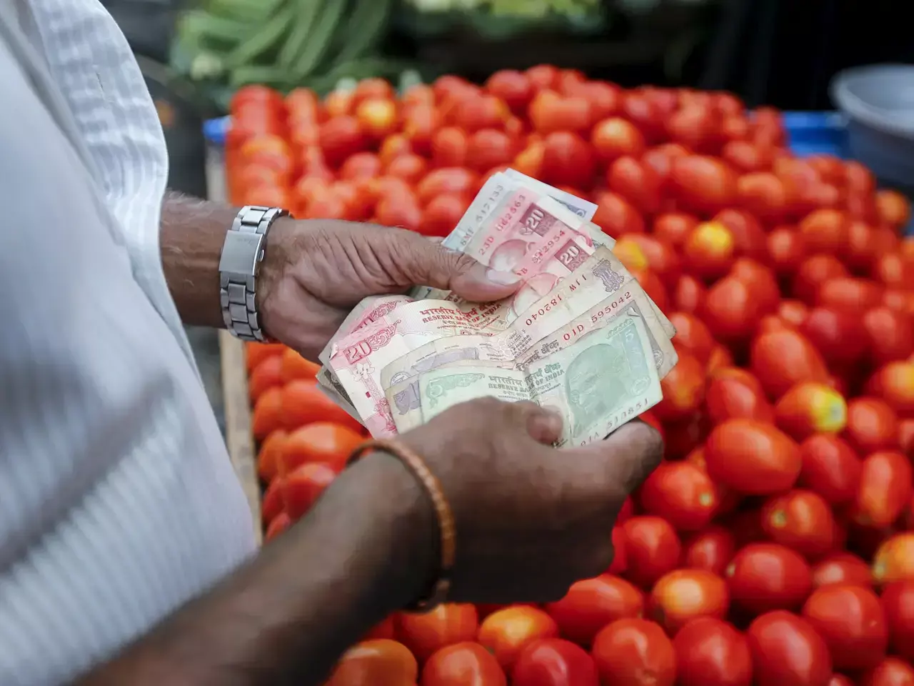 തക്കാളി 46 ശതമാനം കുടുംബങ്ങളും 150 രൂപ നല്‍കി വാങ്ങുന്നു