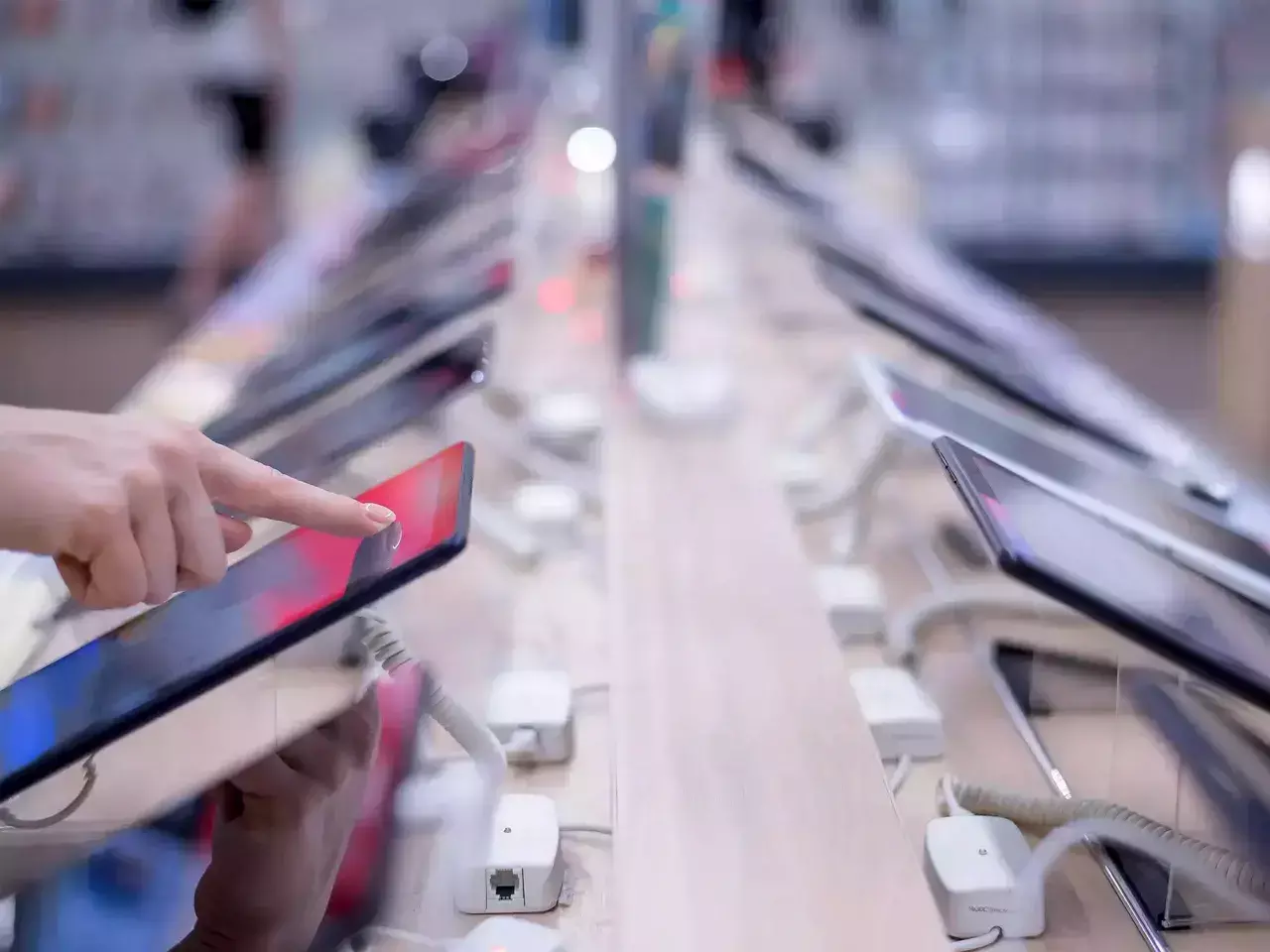 april-june 1% decline in smartphone shipments