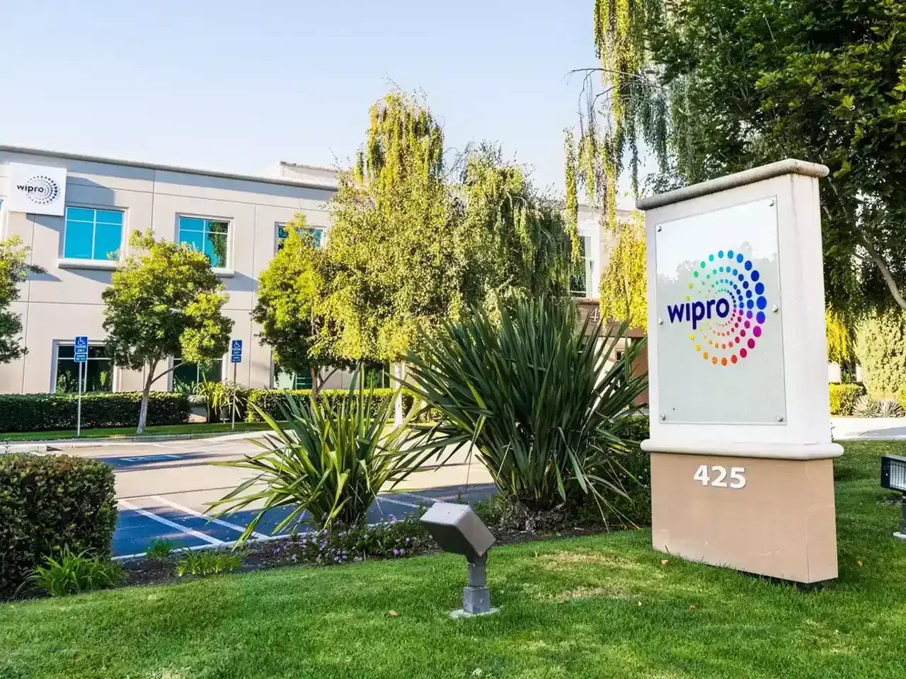 wipro focuses on big deals