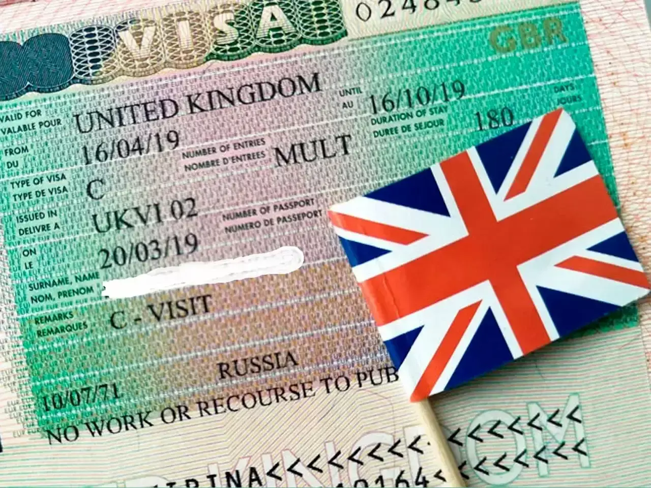 യുകെ വിസാ    ഫീസ് കുത്തനെ ഉയര്‍ത്തും