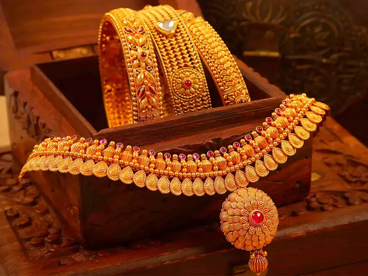 surge in todays gold prices today