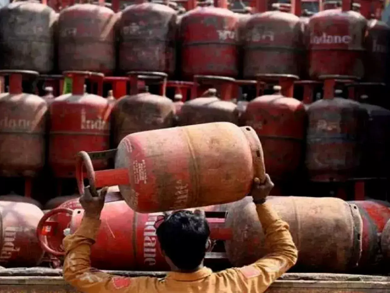 central government cuts cooking gas price by rs200