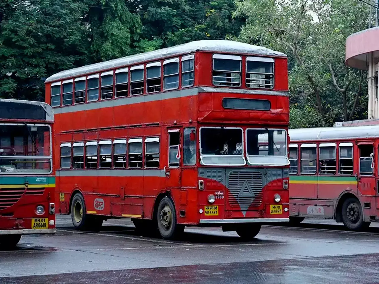 ചുവന്ന ഡബിള്‍ ഡെക്കര്‍ ബസ്സുകളോട് വിടപറഞ്ഞ് മുംബൈ