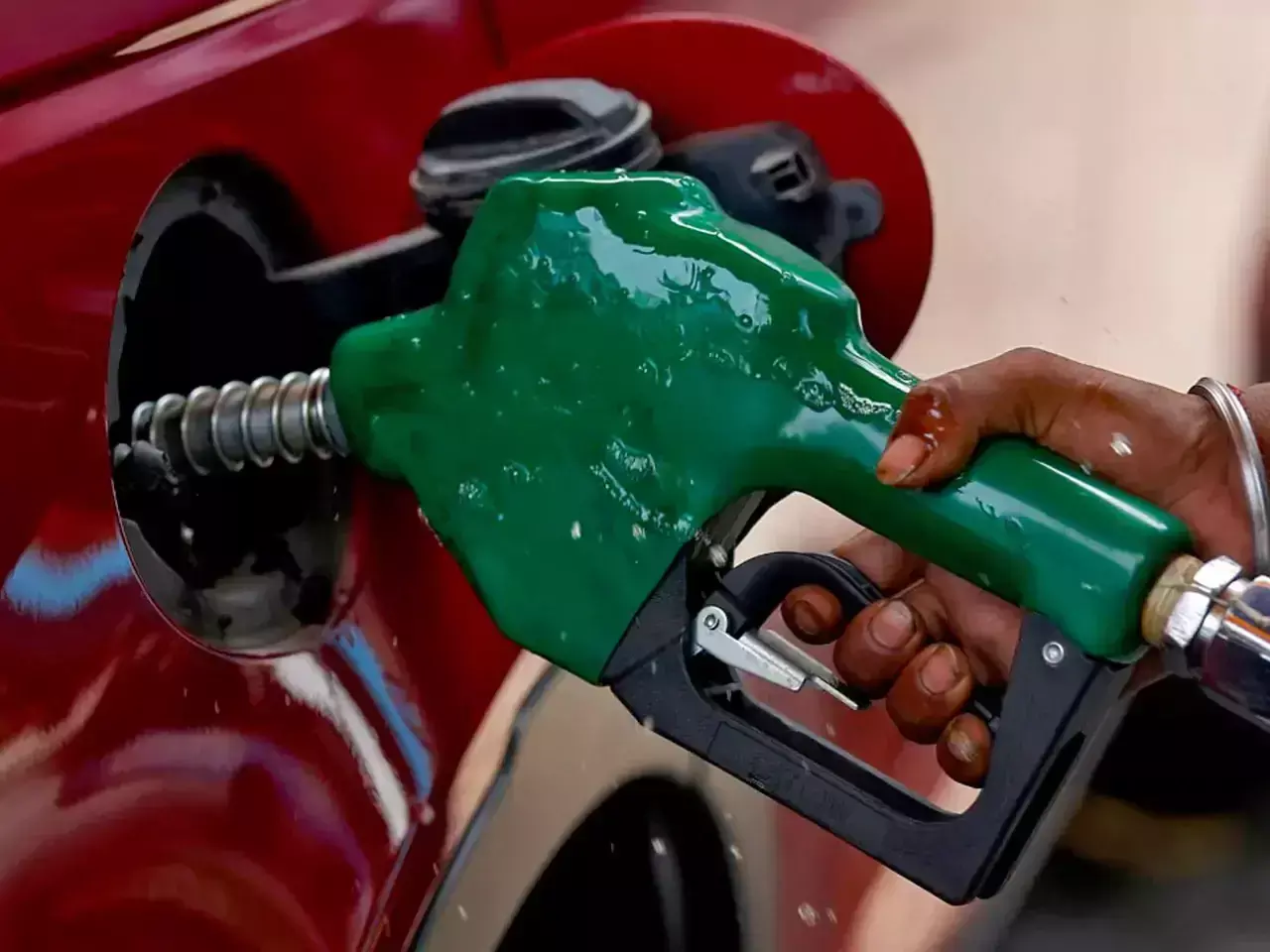 പാകിസ്ഥാനിൽ പെട്രോൾ, ഡീസൽ വില 330 രൂപ