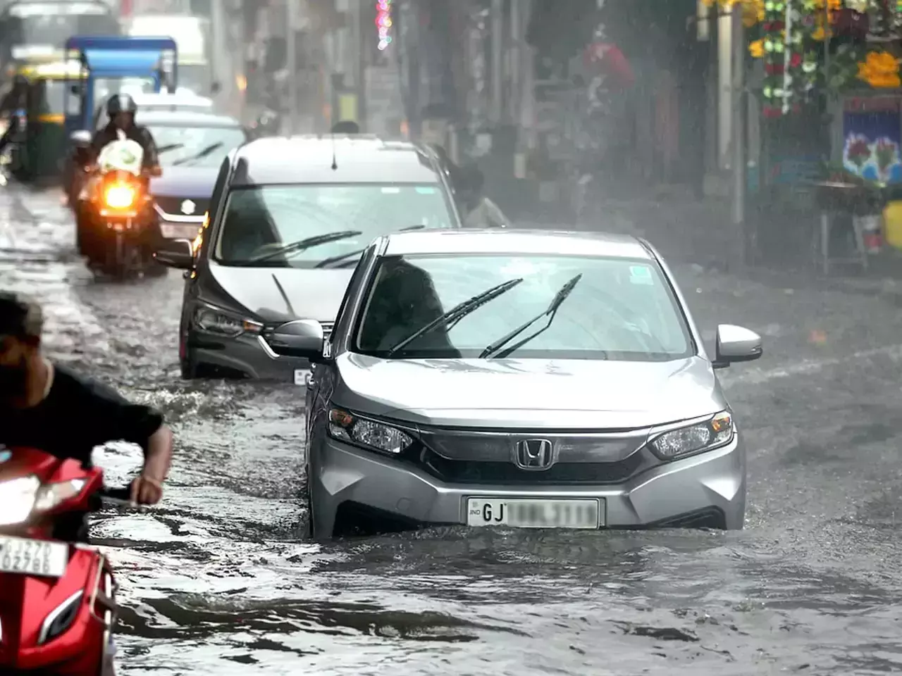 കനത്ത മഴയില്‍ ഗുജറാത്ത്; ഡാമുകള്‍ തുറന്നു, 7 ജില്ലകളില്‍ റെഡ് അലര്‍ട്ട്