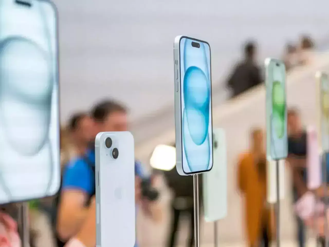 ഐഫോൺ 15  വില്പന തുടങ്ങി , സ്റ്റോറുകൾക്ക് മുമ്പിൽ  നീണ്ട നിര