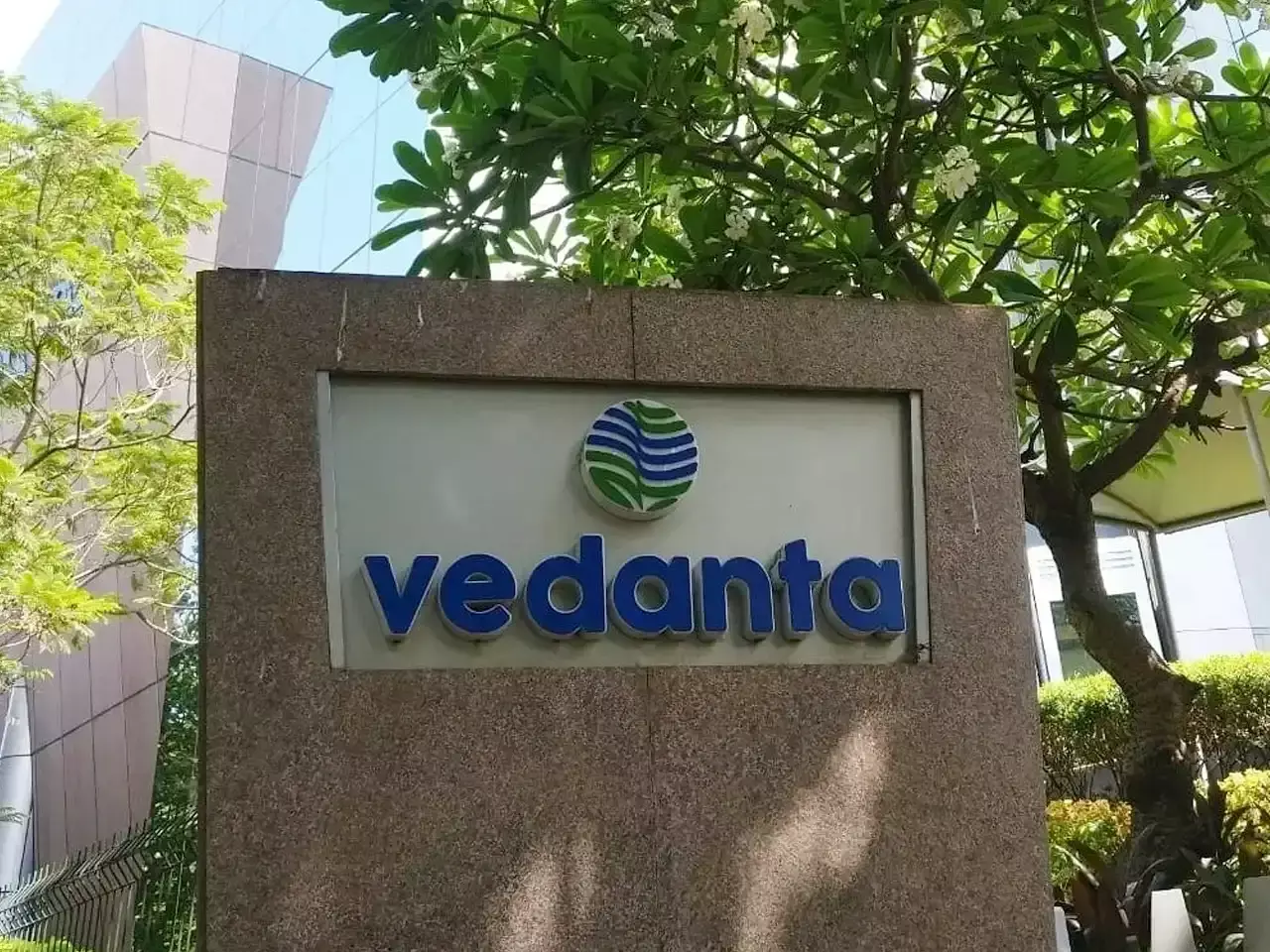 rating fell vedanta unable to gain ground in the market