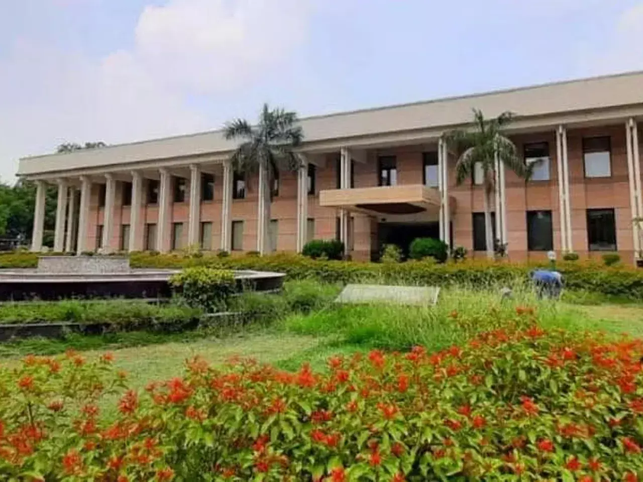 afghan embassy in india closes