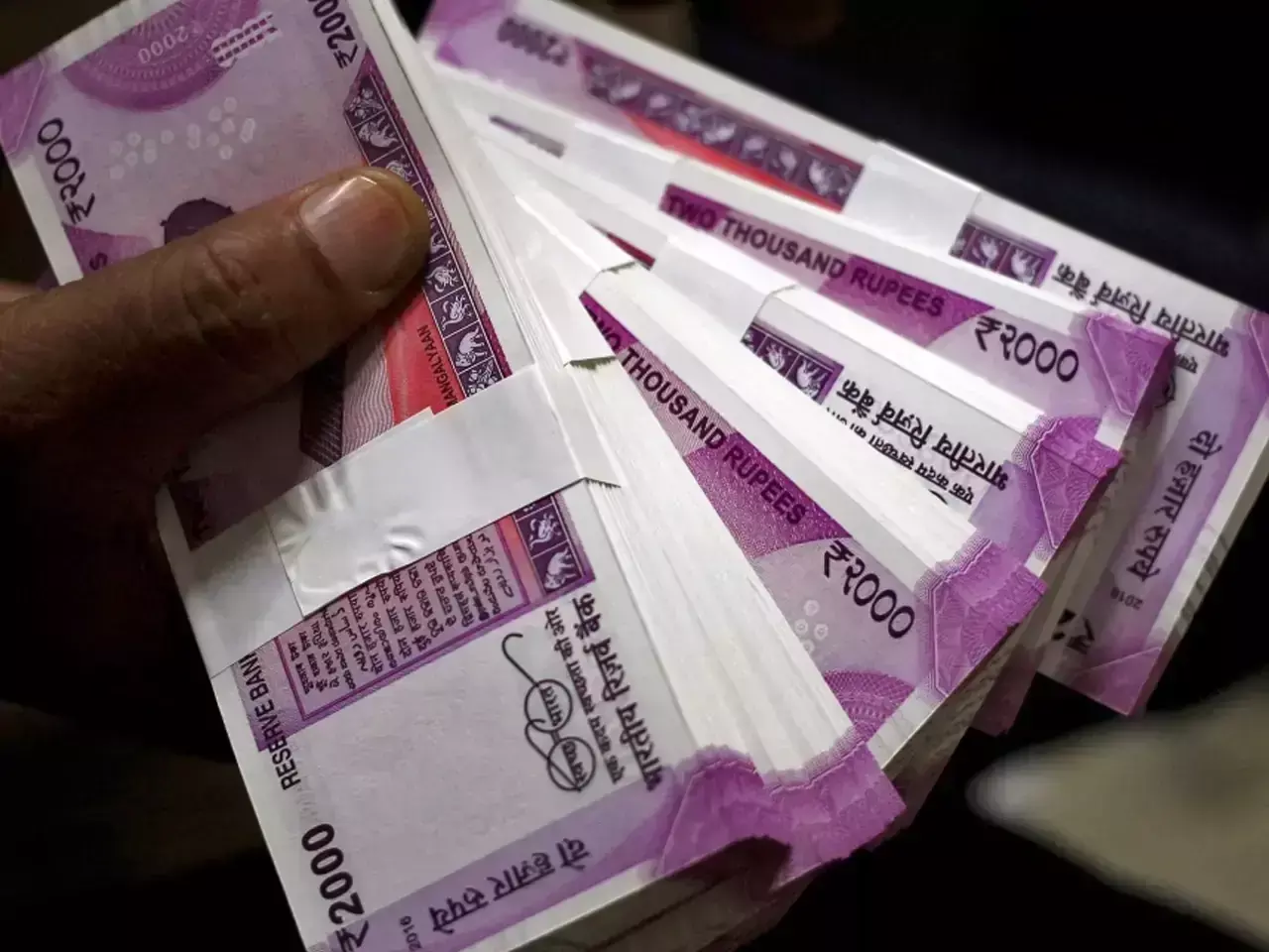 Will you be able to deposit Rs 2,000 notes in banks after tomorrow? RBI offers THESE options