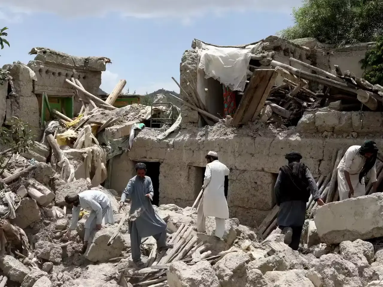 2000 dead in afghan earthquake