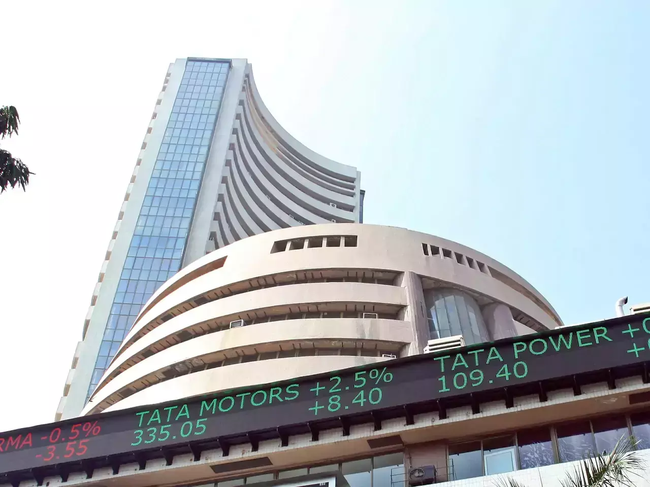 Metals, oil stocks rise on market uncertainty