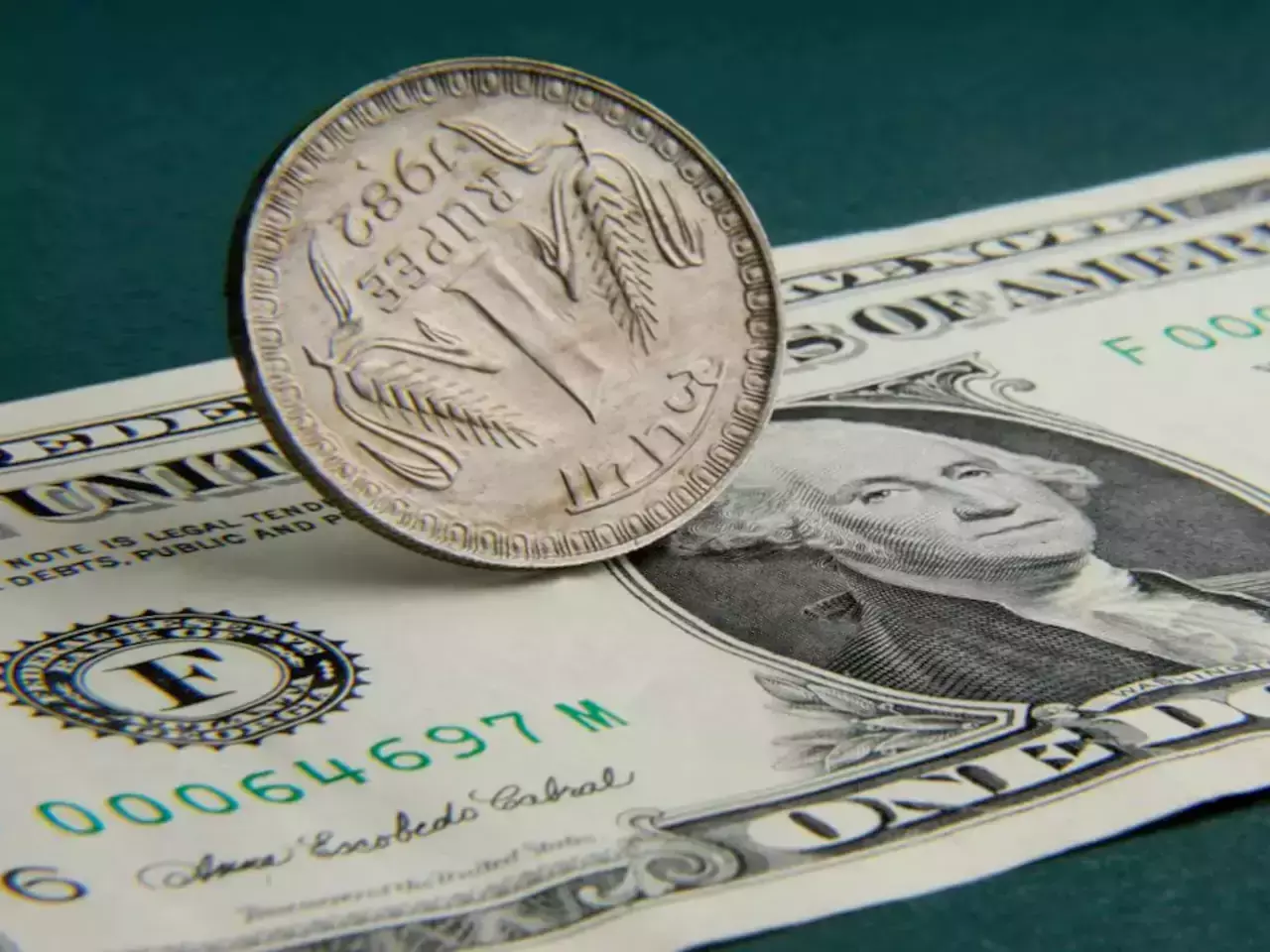 എണ്ണ വില മുകളിലേക്ക്, രൂപ  വർഷത്തെ താഴ്ന്ന നിലയിൽ