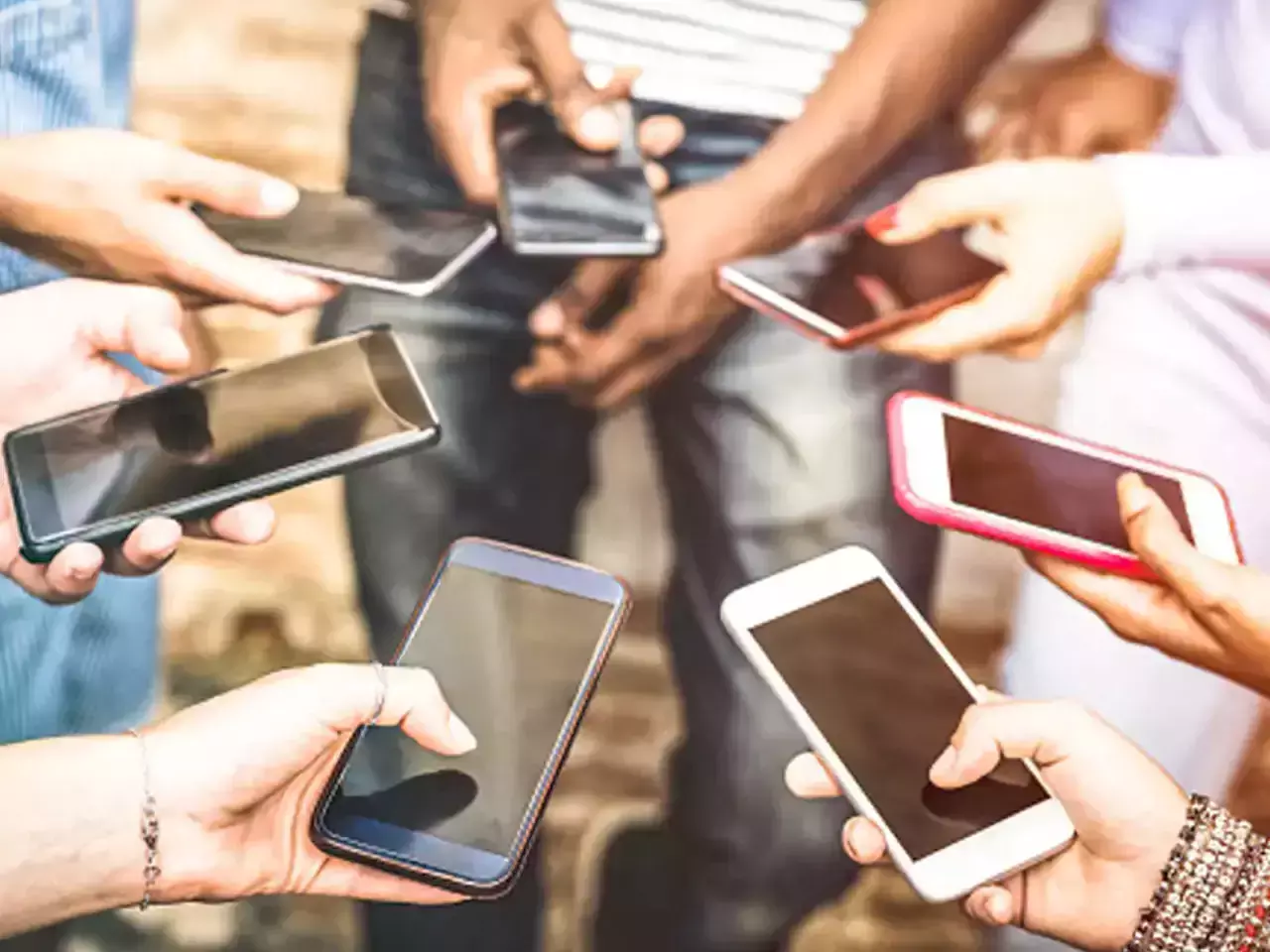 smartphones,phone sales,smartphone shipments,iPhone,Apple,Cashify,5G connectivity