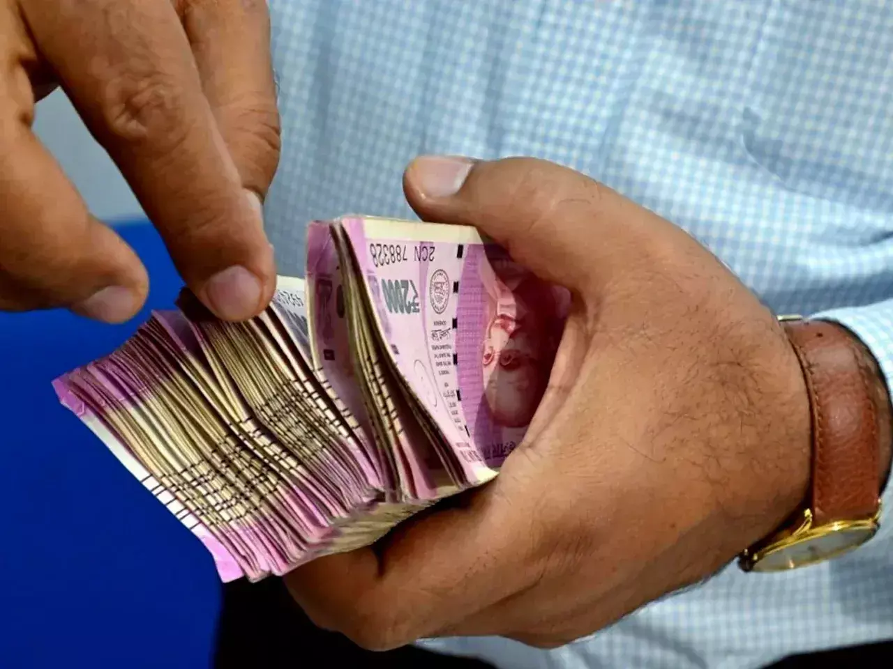 2000 rupee notes of 10,000 crores are still to be returned