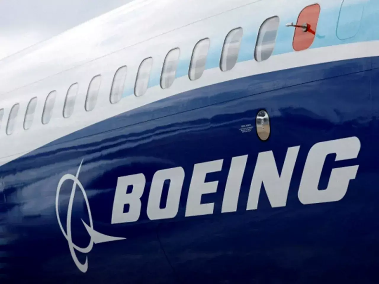 boeing reports quarterly loss of $2.70 per share