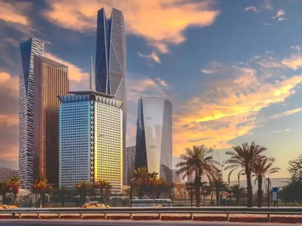 വിദേശകമ്പനികള്‍ പ്രാദേശിക ആസ്ഥാനം  ജനുവരി 1 നു തന്നെ  റിയാദിലേക്ക് മാറ്റണമെന്നു  സൗദി