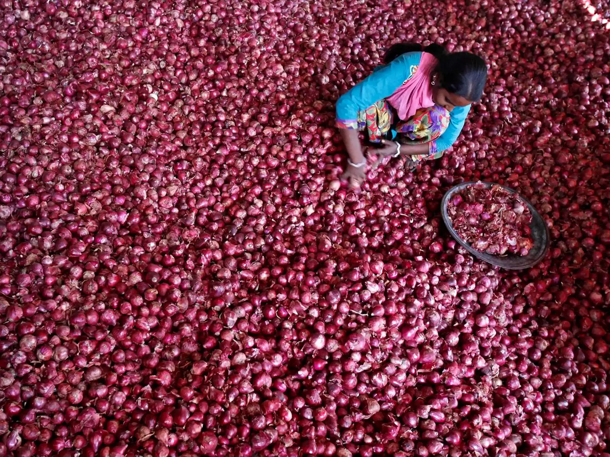 Onion prices at  ₹80 a kg Centre monitoring rise imposes minimum export price of $800 per tonne