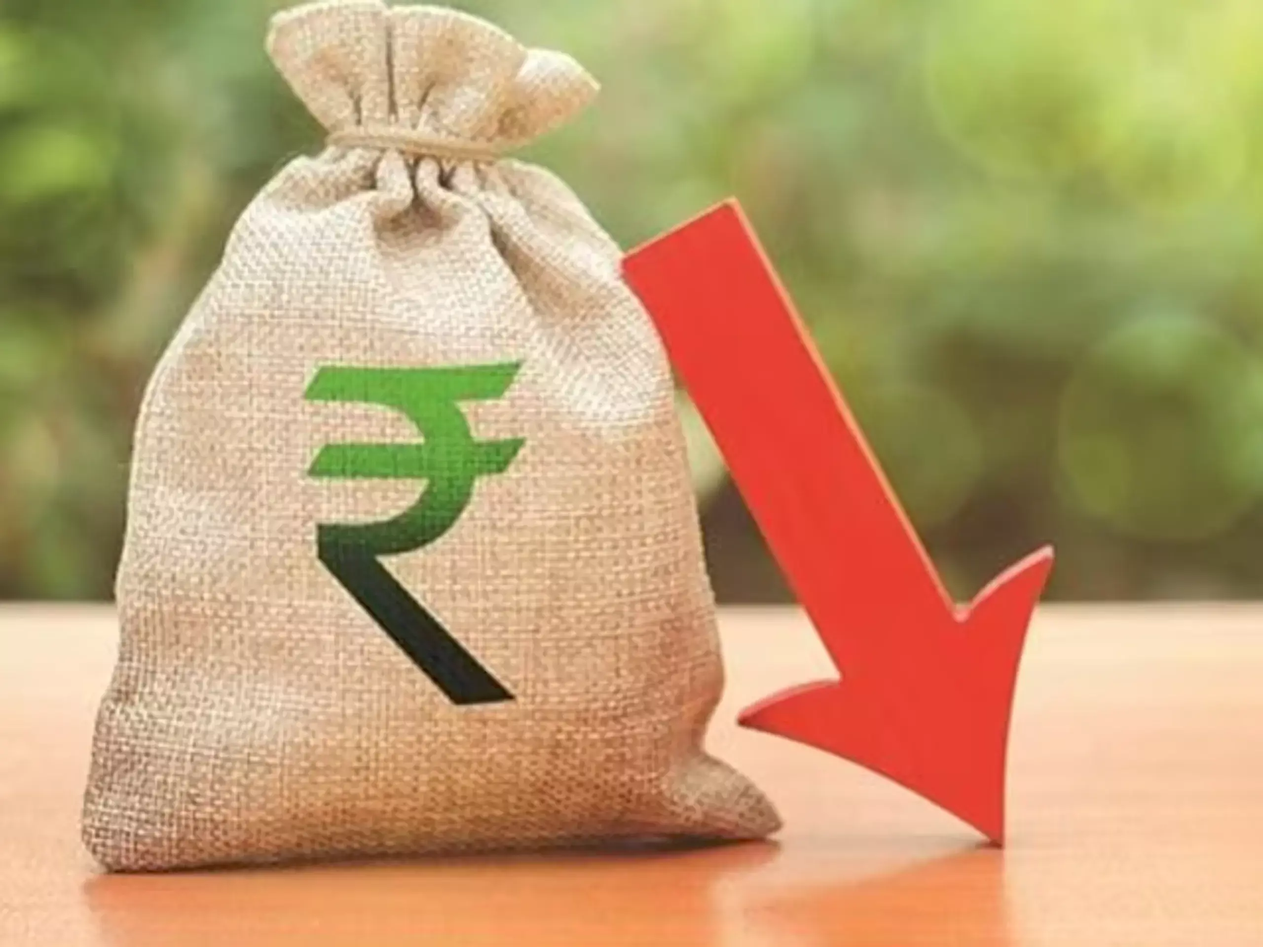 വിപണികള്‍ ഇടിവ് തുടര്‍ന്നു; മൂല്യമിടിഞ്ഞ് രൂപ