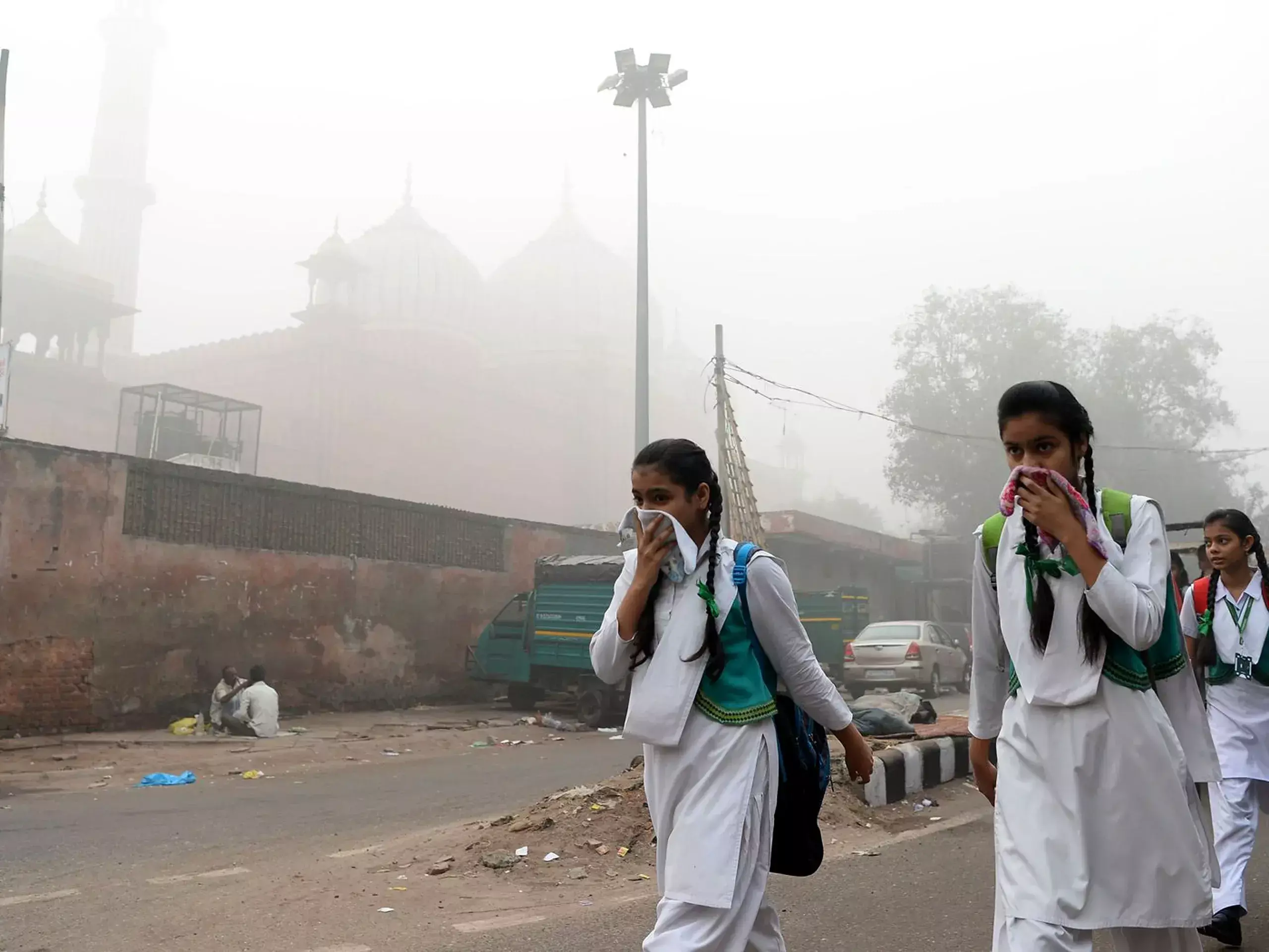 air pollution worsens, delhi closes schools