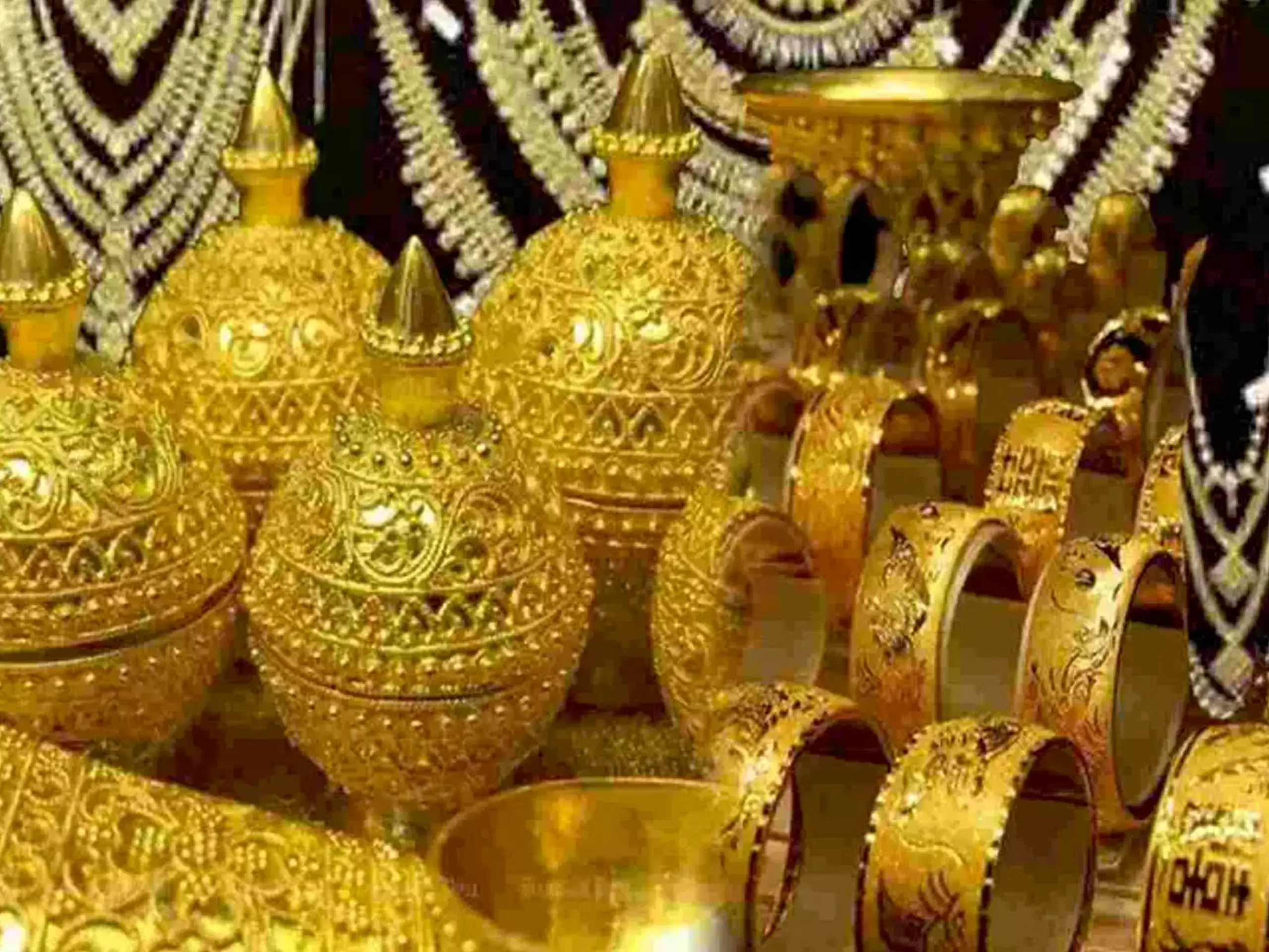 Gold sales fall, discount to hold