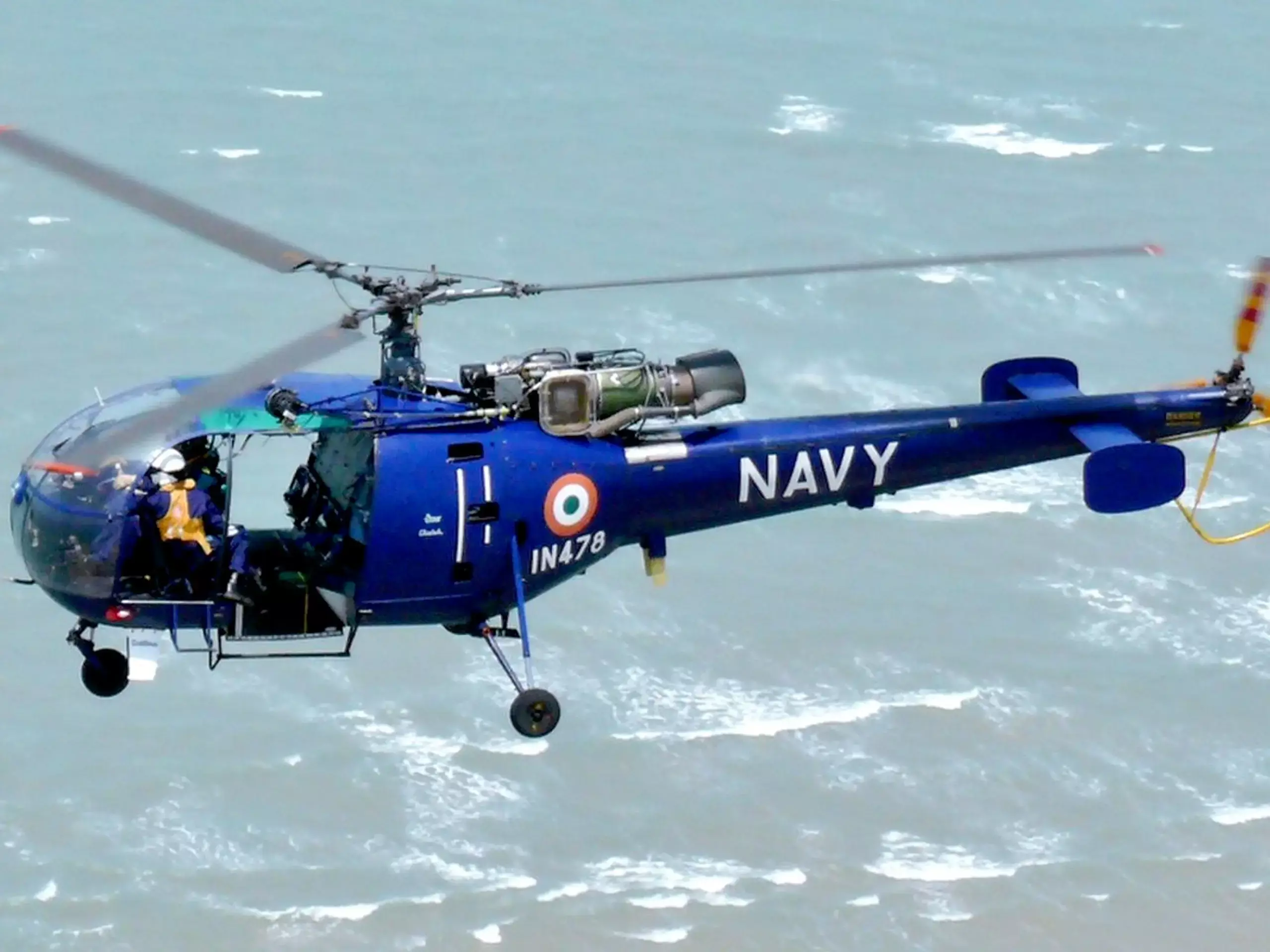 കൊച്ചിയിൽ നാവികസേനാ ഹെലിക്കോപ്റ്റര്‍  തകര്‍ന്നു; ഒരുമരണം