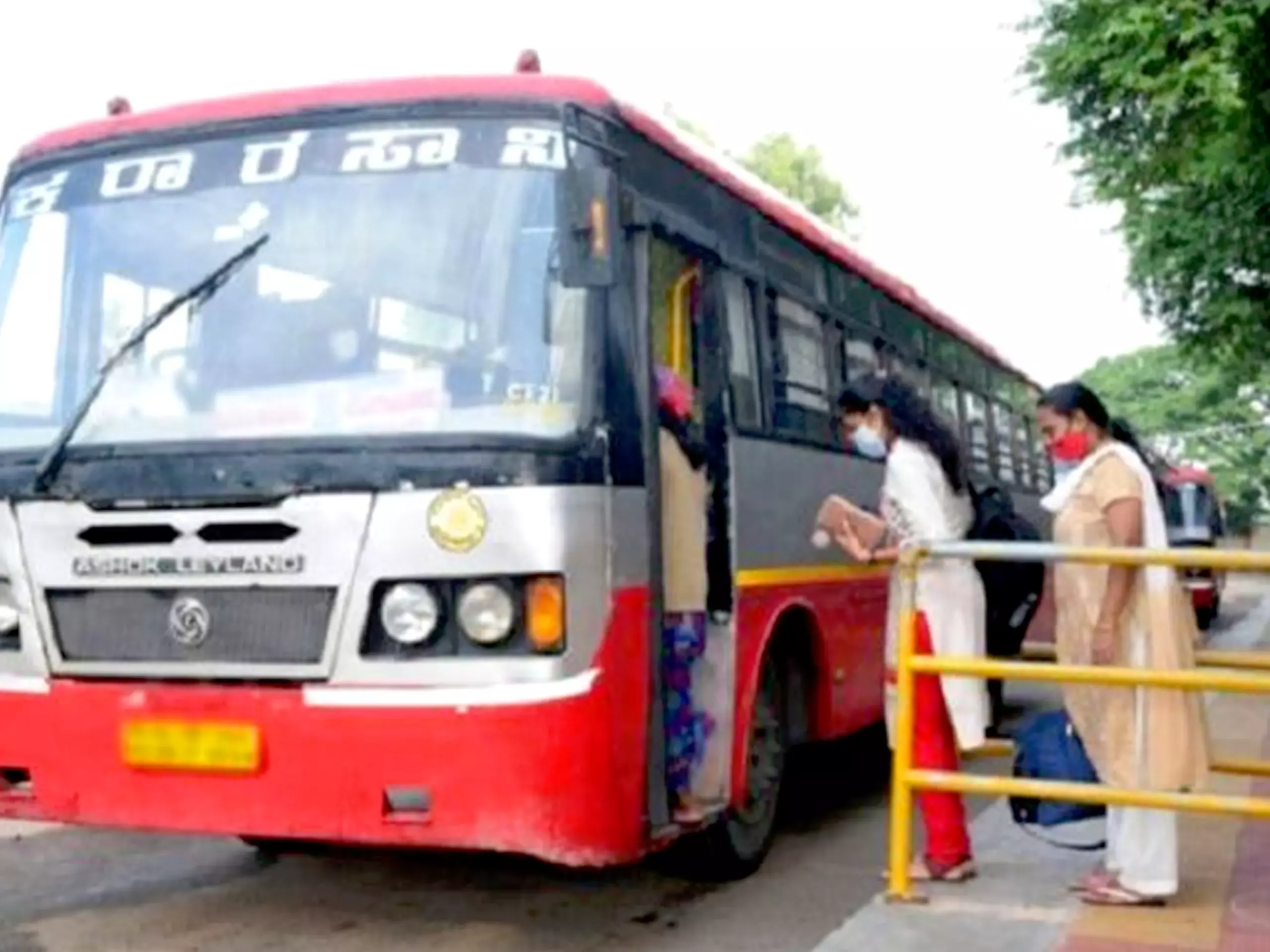 കര്‍ണാടകയില്‍ സ്ത്രീകള്‍ക്ക് സൗജന്യ യാത്രാ പദ്ധതി: യാത്ര ചെയ്തത് 100 കോടി പേര്‍