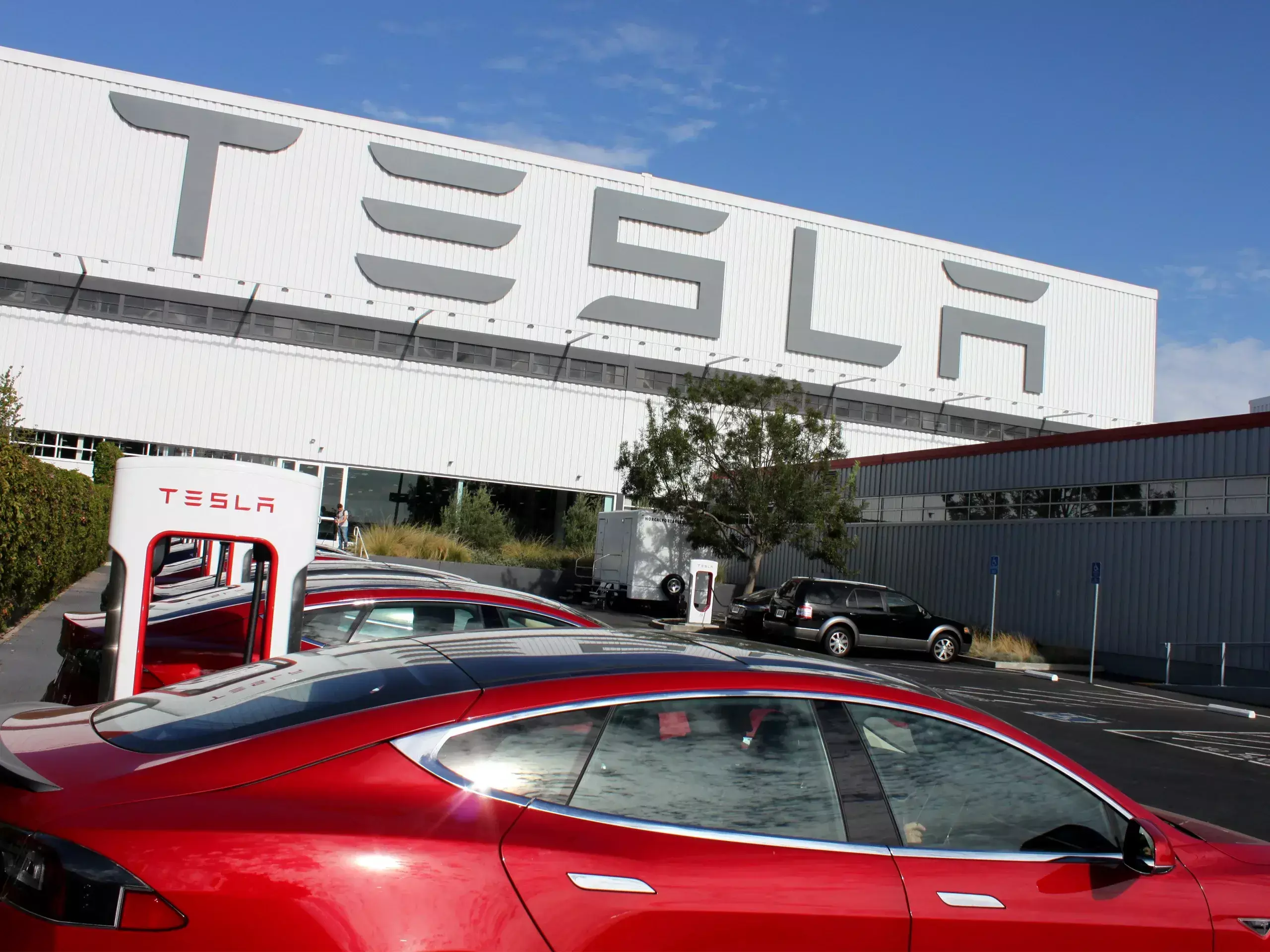 tesla is ready to invest 2 crore dollars in india