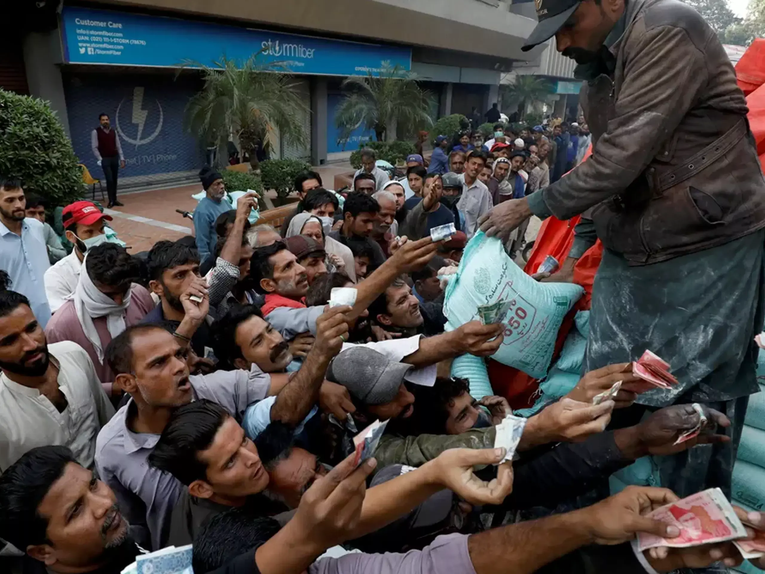 Pakistan: Inflation stays above 40 pc for second week in row