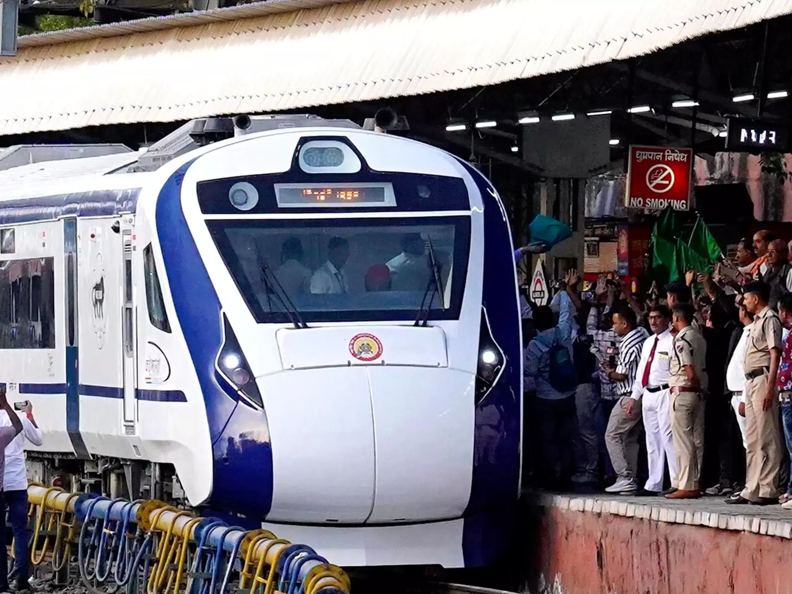 Vandebharat was stopped by the passenger smoking and was delayed by 15 minutes