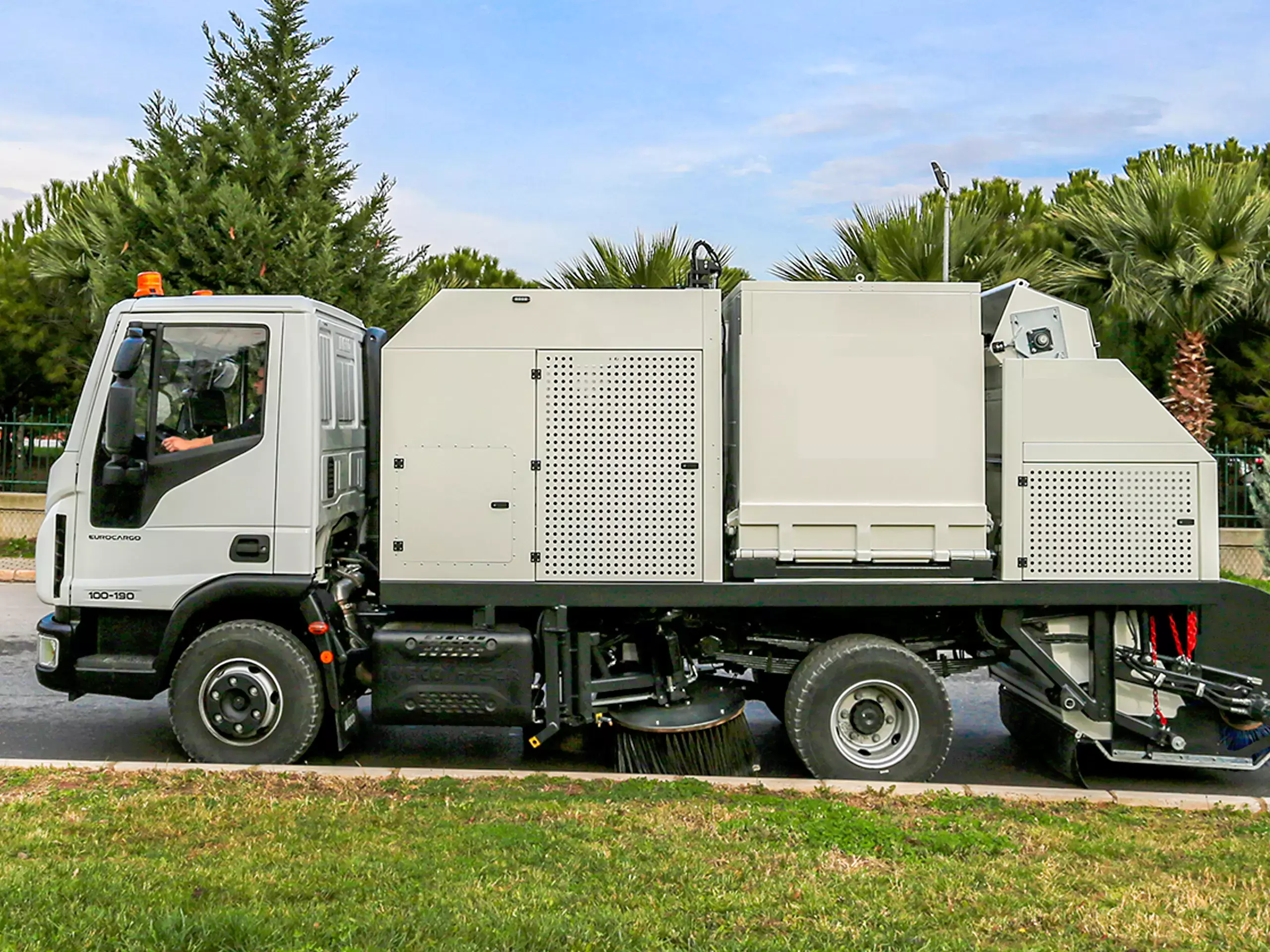 Now truck mounted sweeping machine to clean Kochi