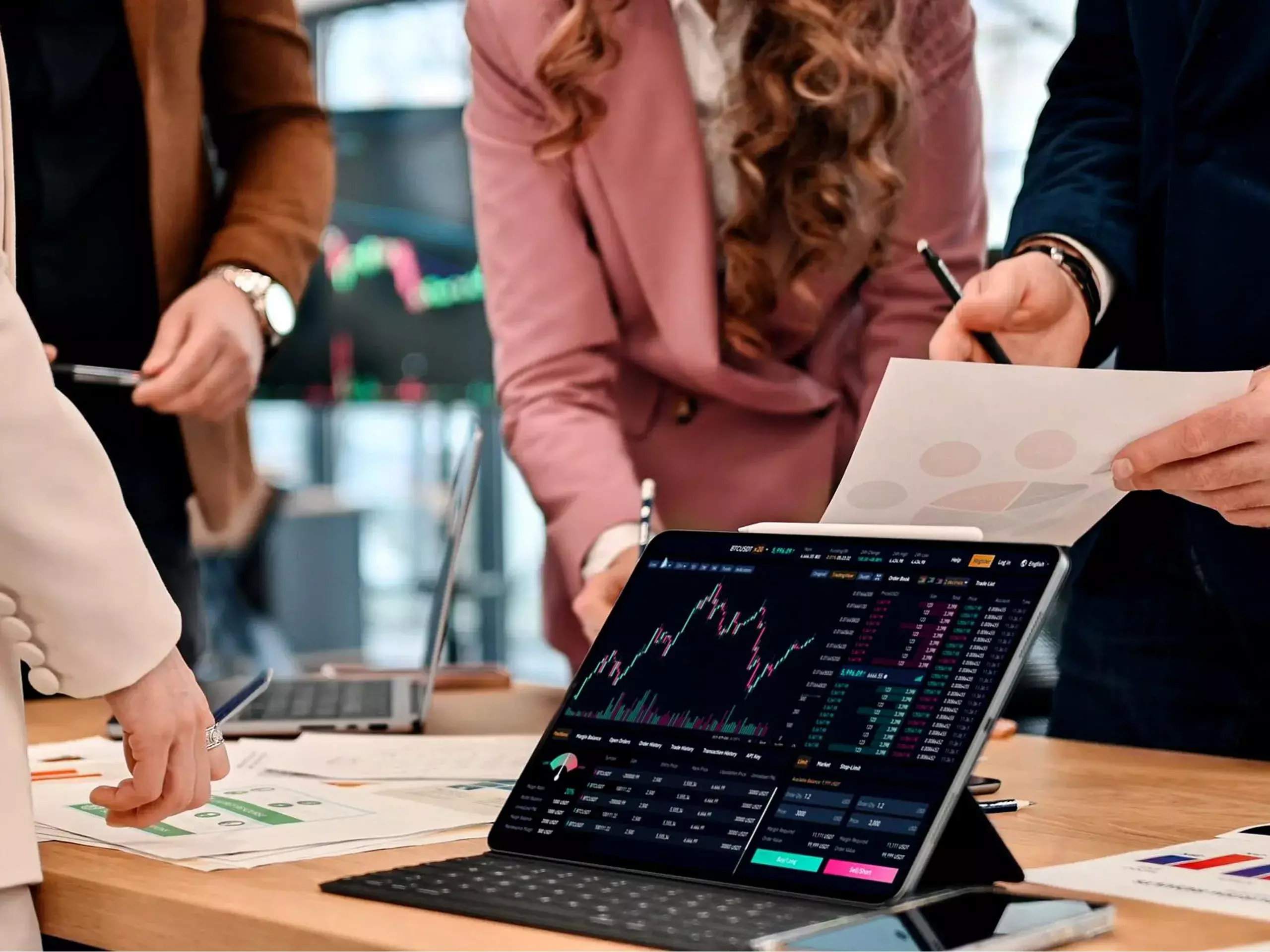 sensex closes above 71,000, nifty it gains 4%