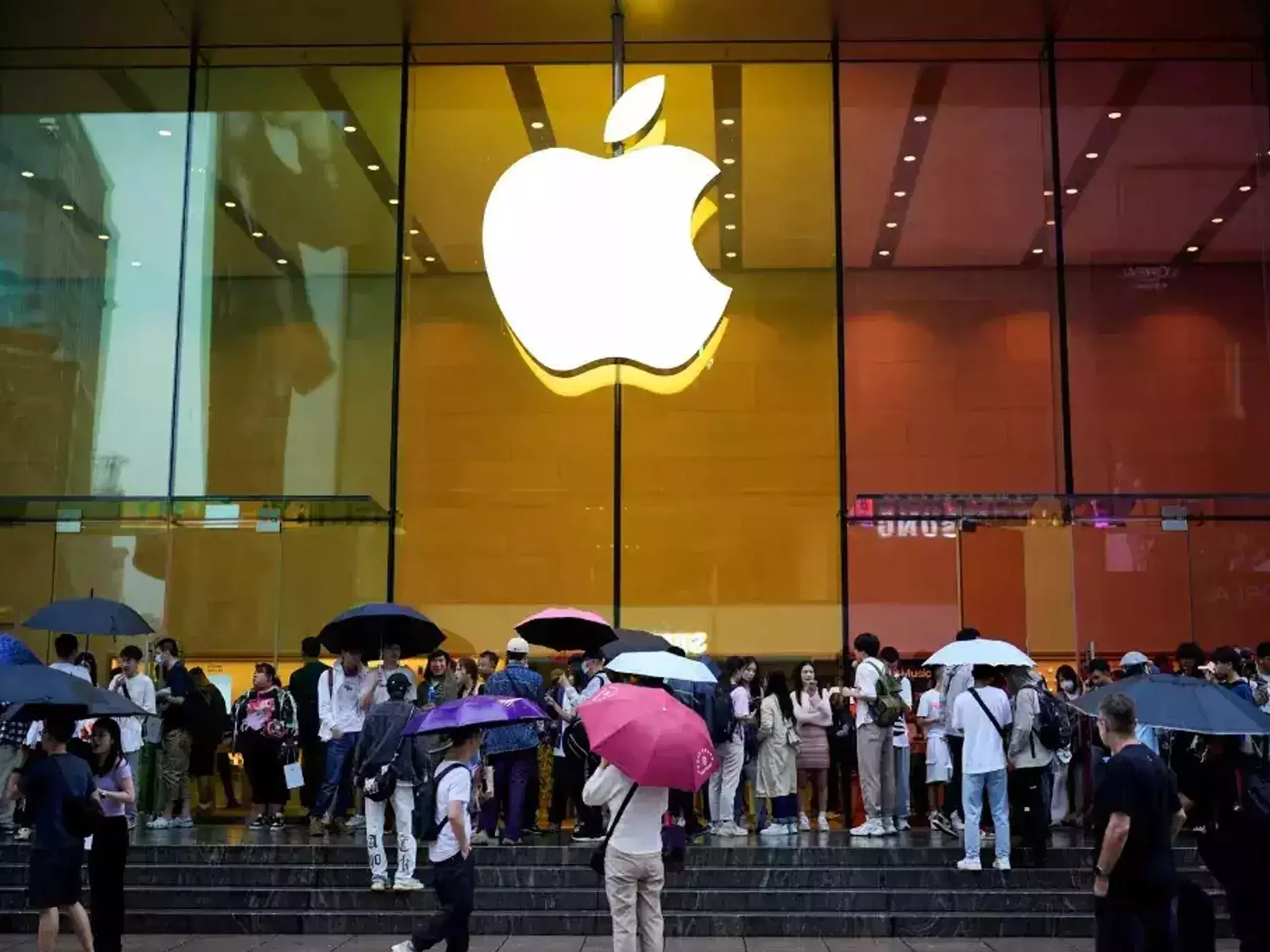 smartphone sales, iphone overtakes samsung to become the first