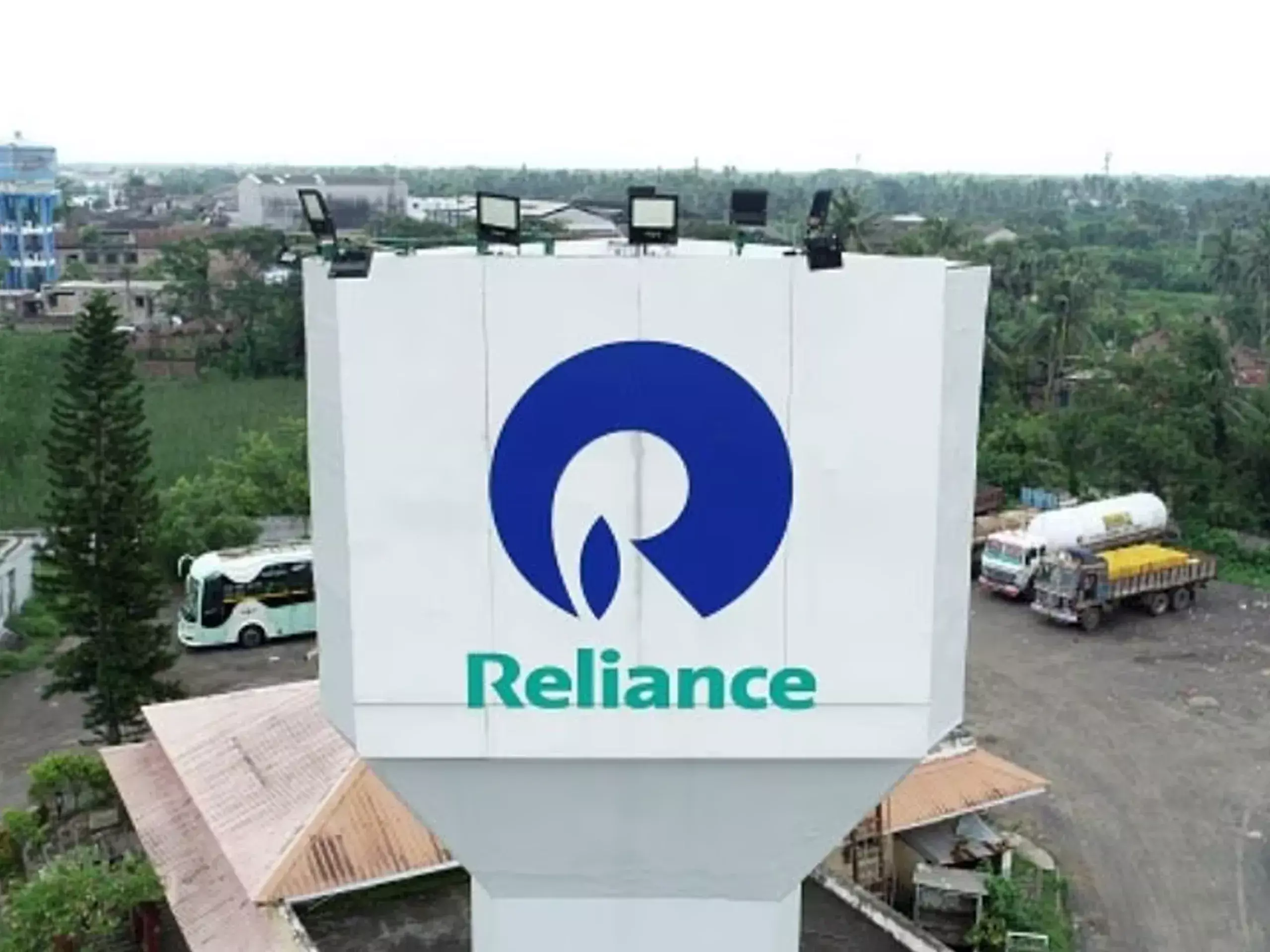 reliance shares hit record highs, m cap crosses rs 19 lakh crore