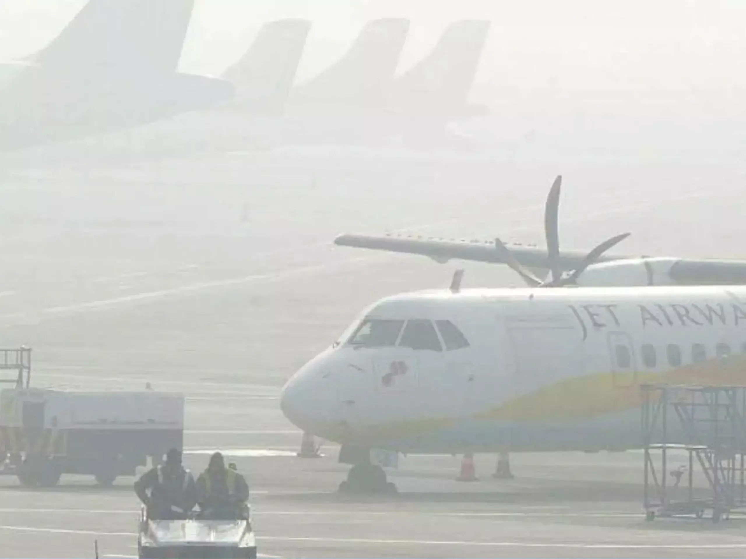 northern india covered in snow, peoples life disrupted, delhi airport with travel advice