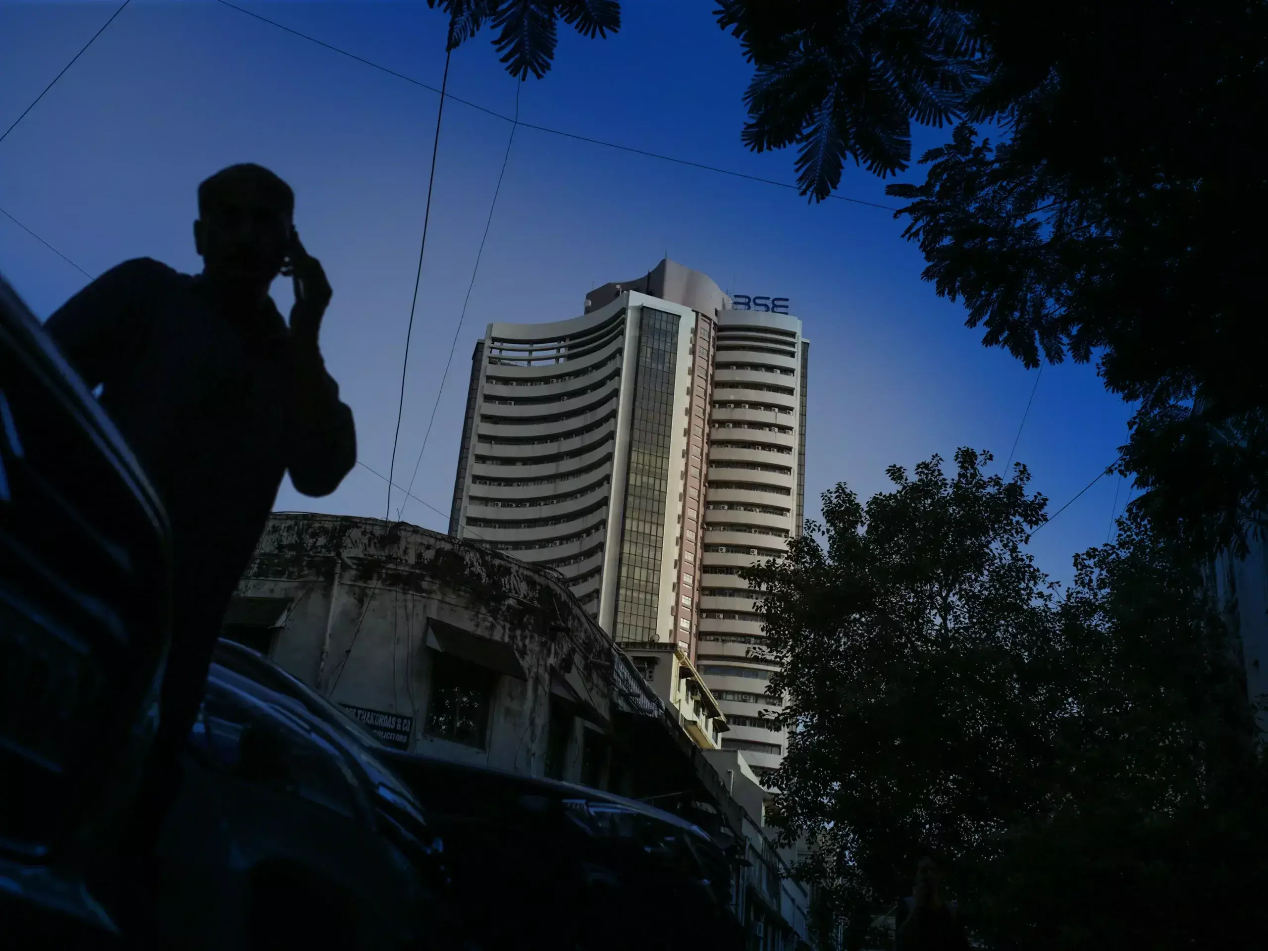 auto and financials under pressure, indices continue to decline