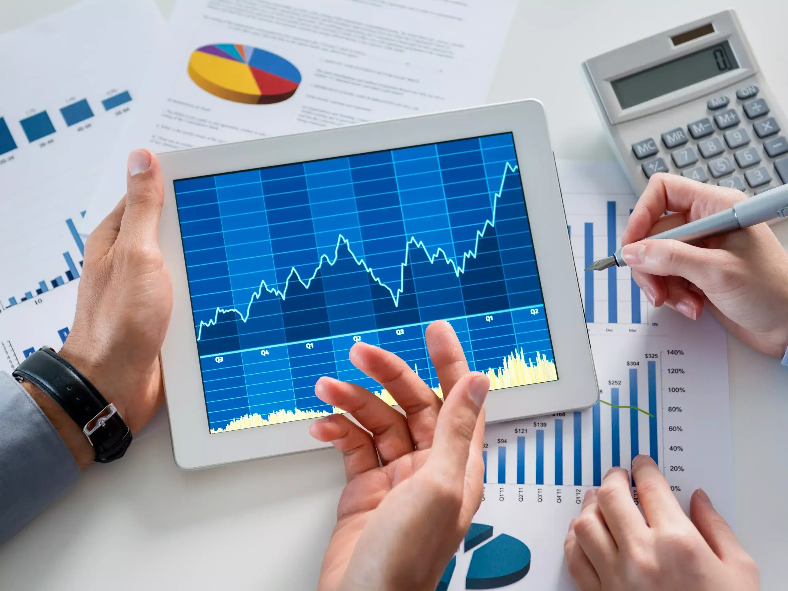 4 top 10 companies add 2.18 lakh crores to mcap